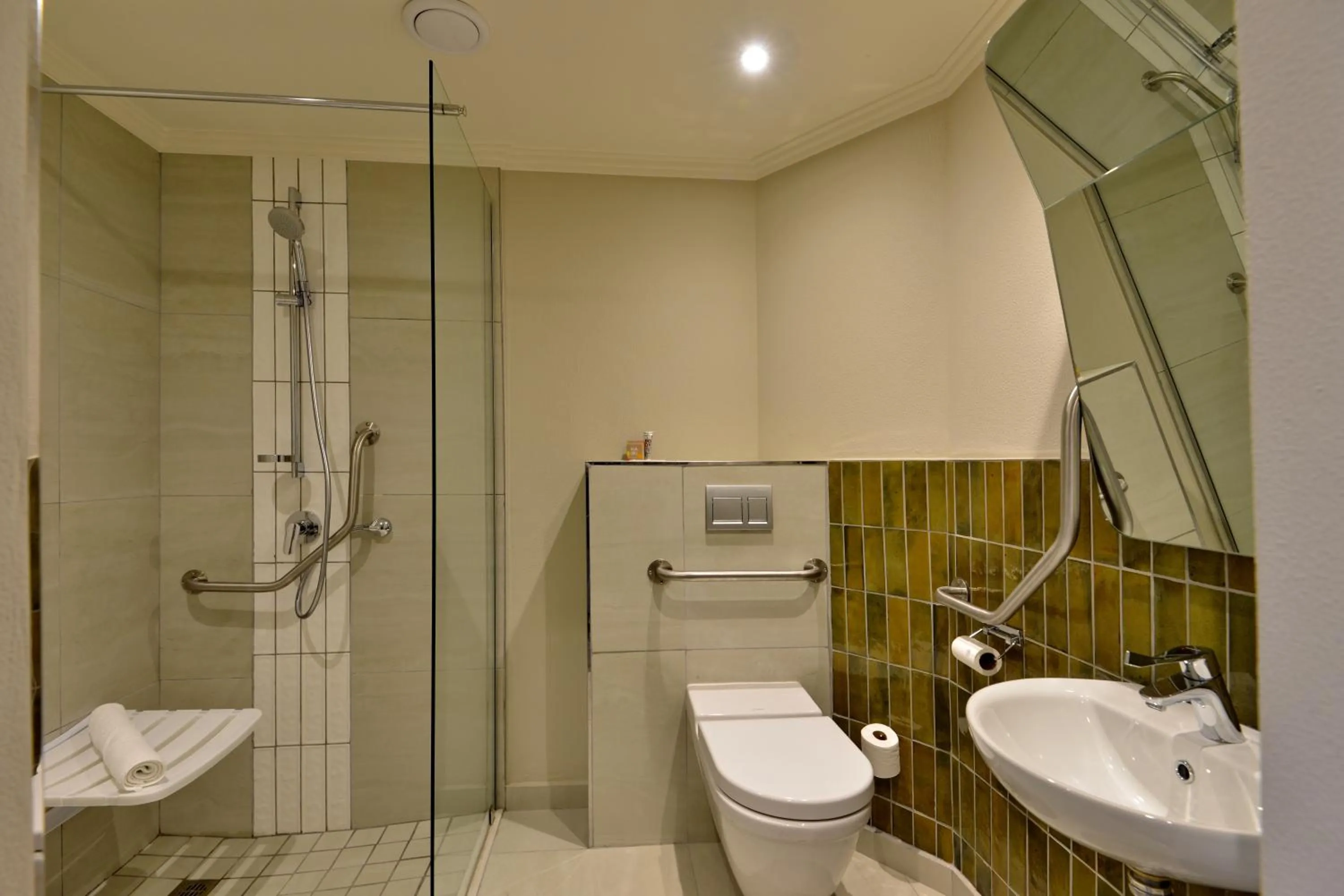 Facility for disabled guests in Town Lodge George