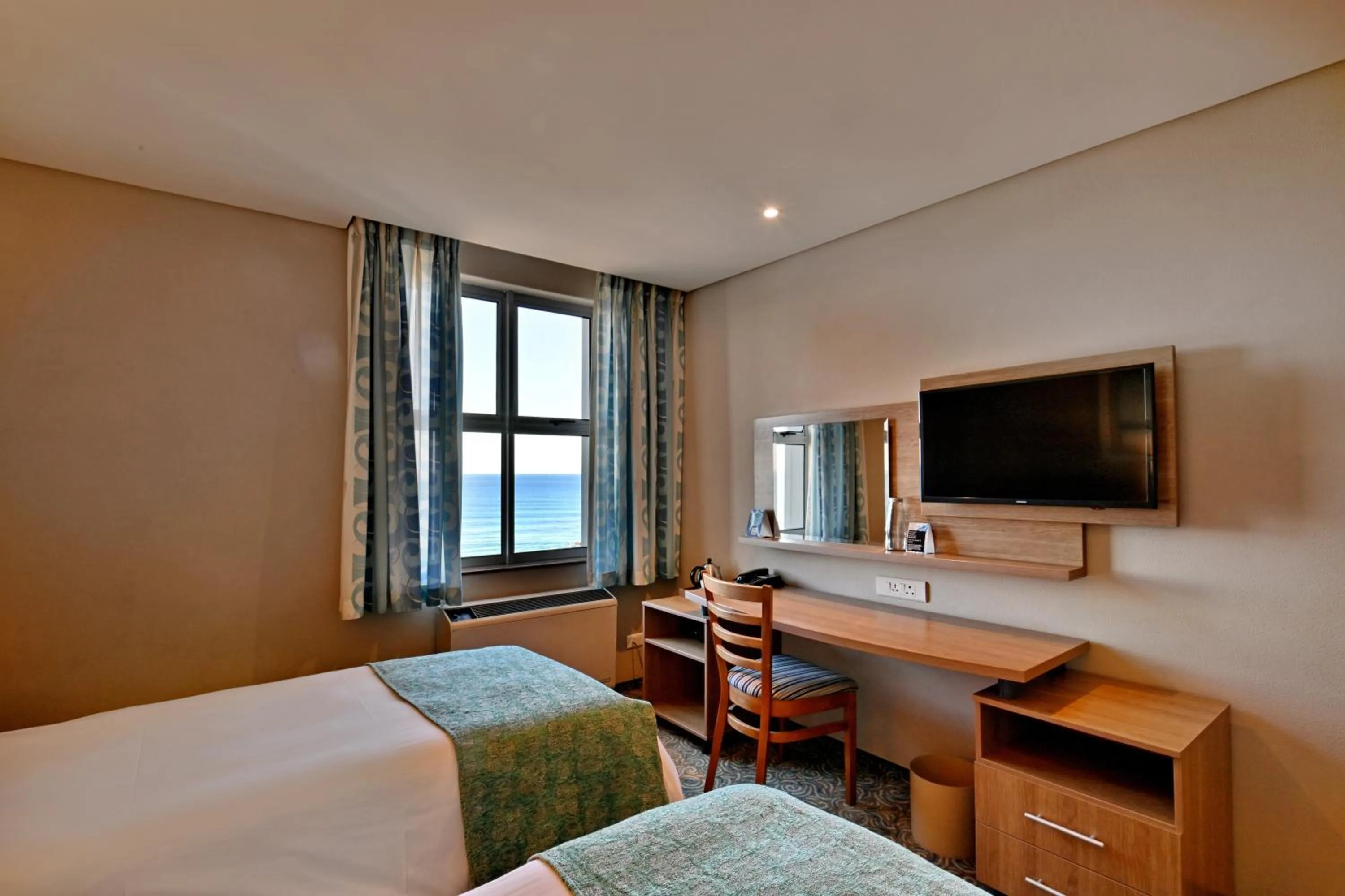 Bed in Town Lodge Gqeberha