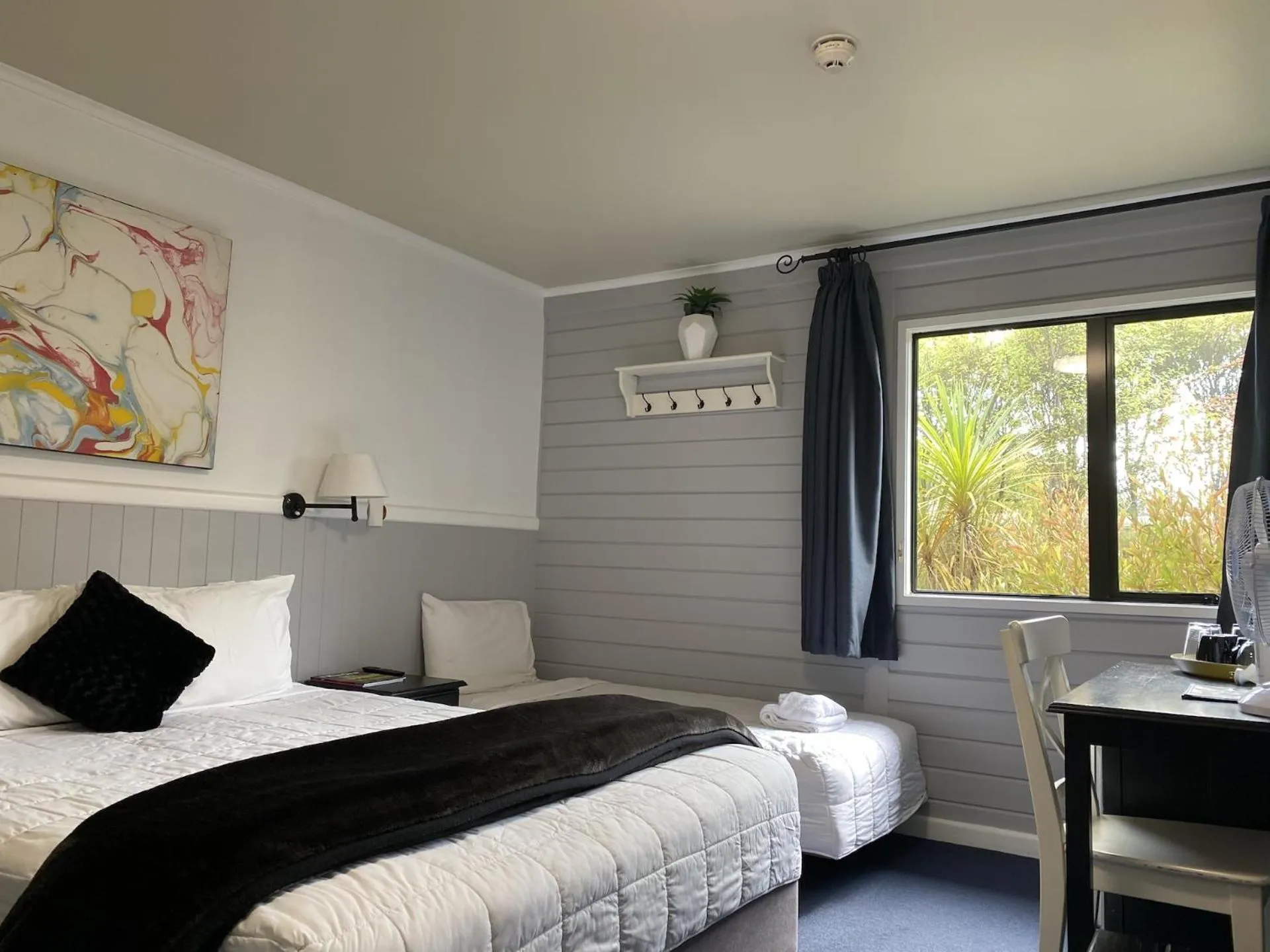 Photo of the whole room, Bed in Lakefront Lodge Taupo