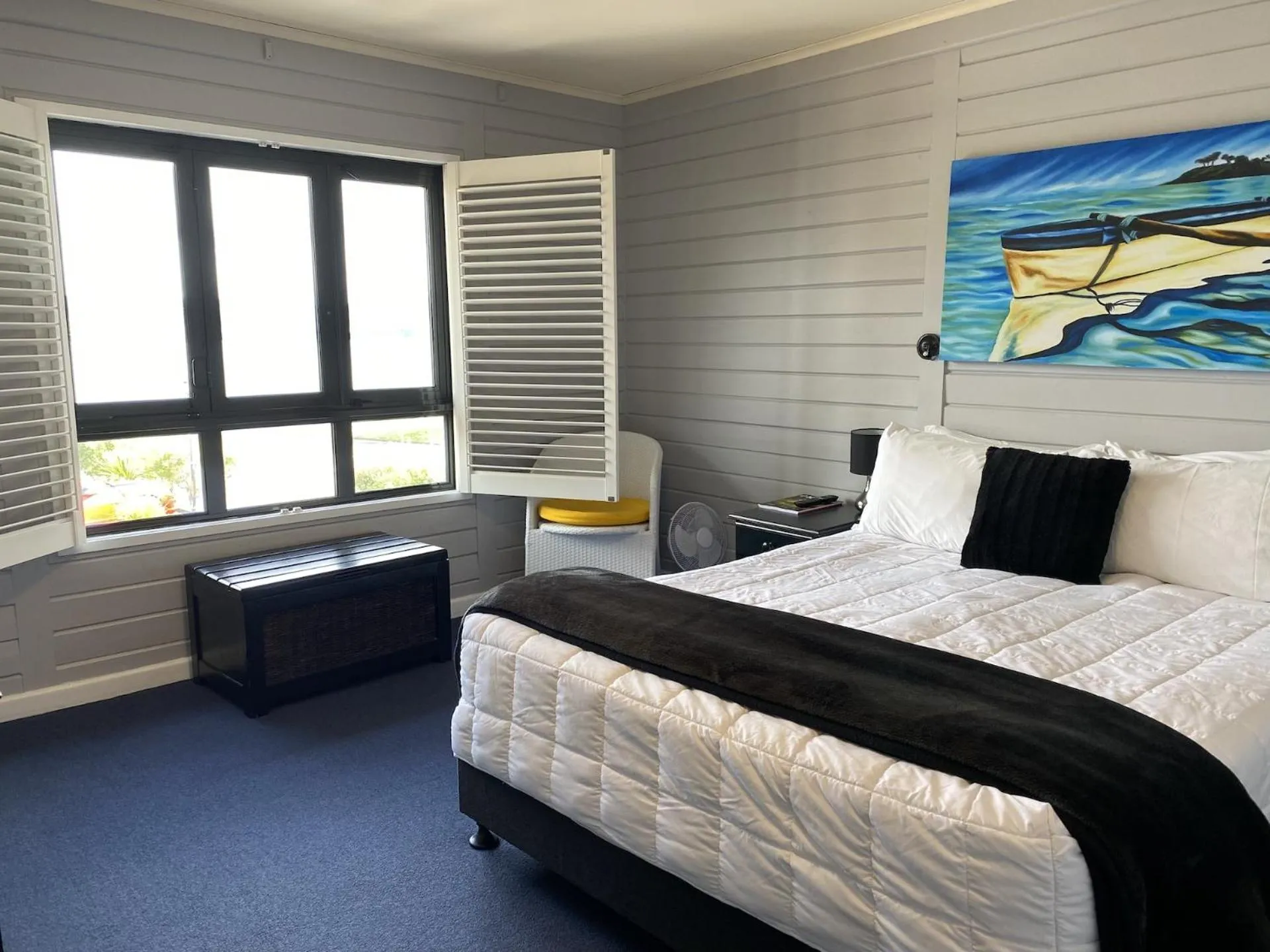 Photo of the whole room, Bed in Lakefront Lodge Taupo