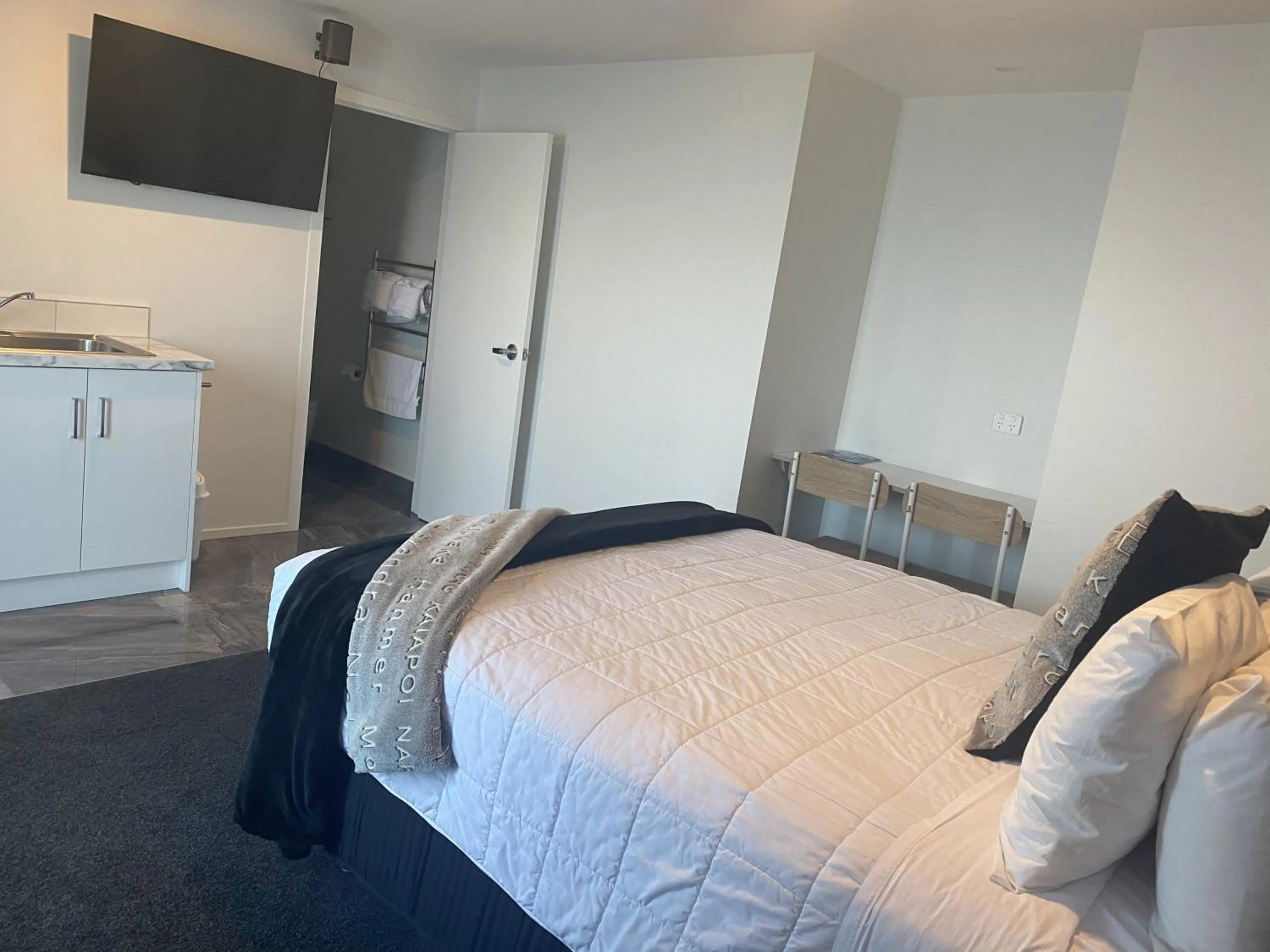 Lake view, Bed in Lakefront Lodge Taupo