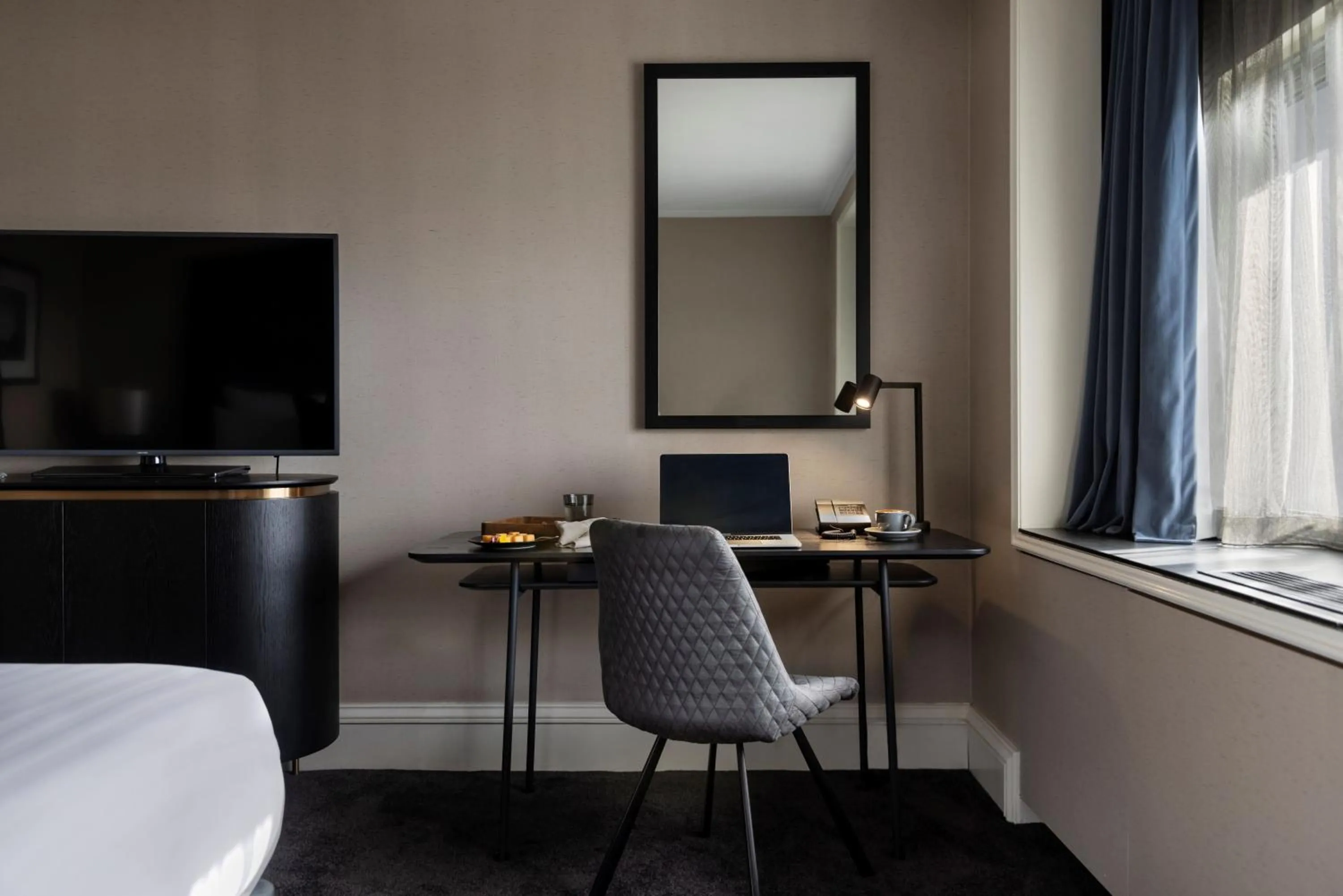 hair dresser, Bed in Pullman Auckland Hotel & Apartments