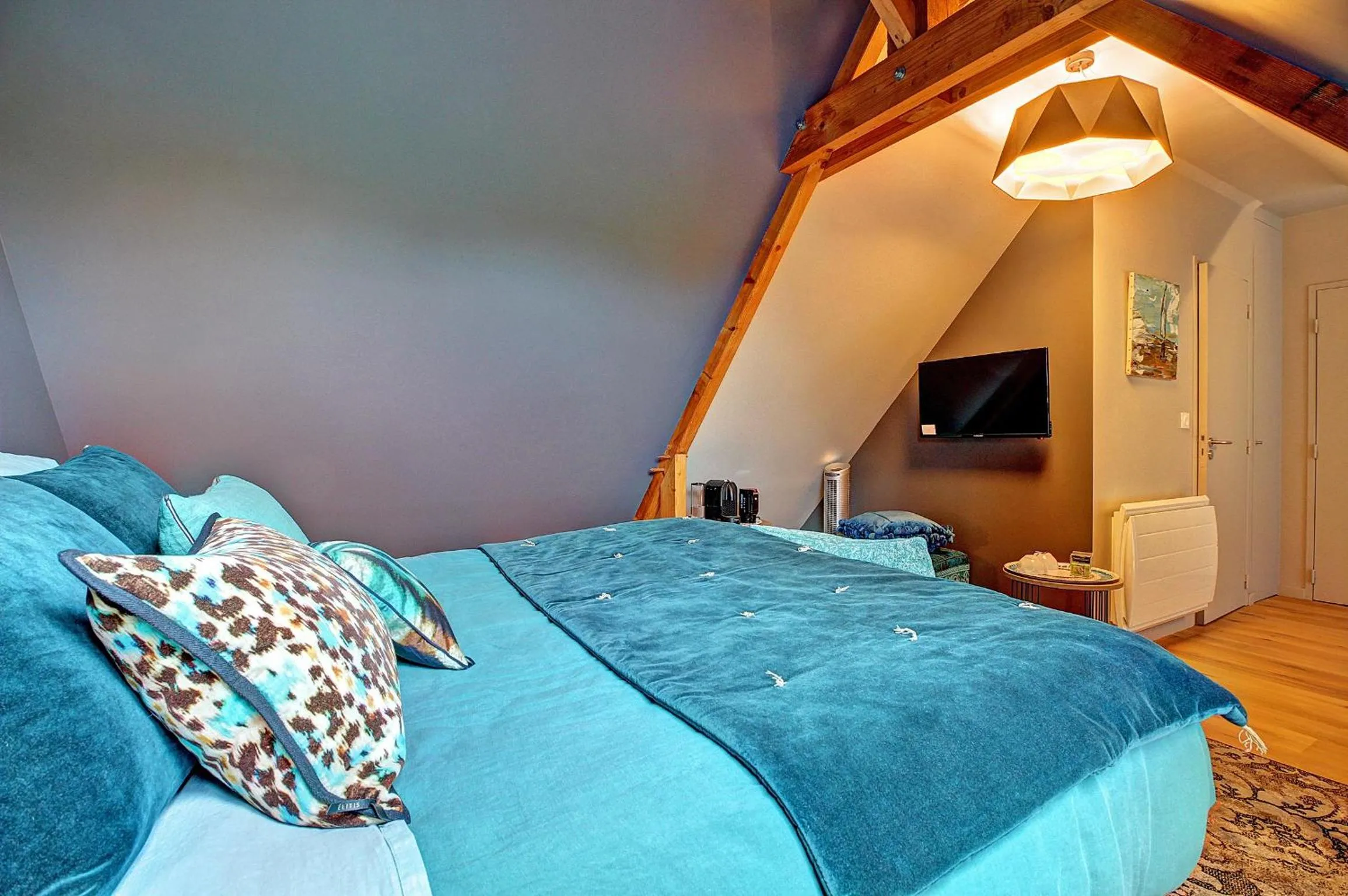 Photo of the whole room, Bed in Le bouddha du lac