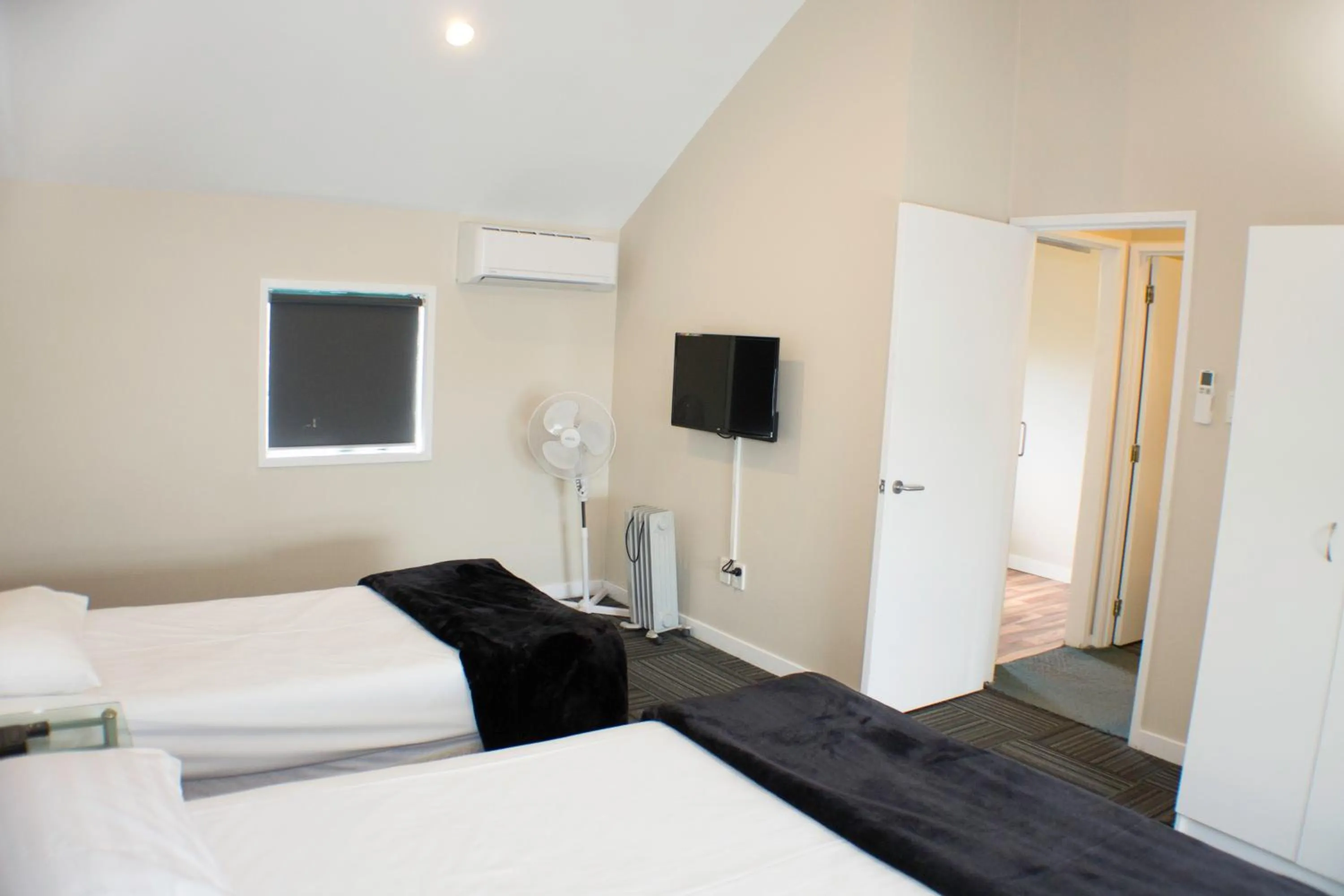 Bed in Rayland Motel