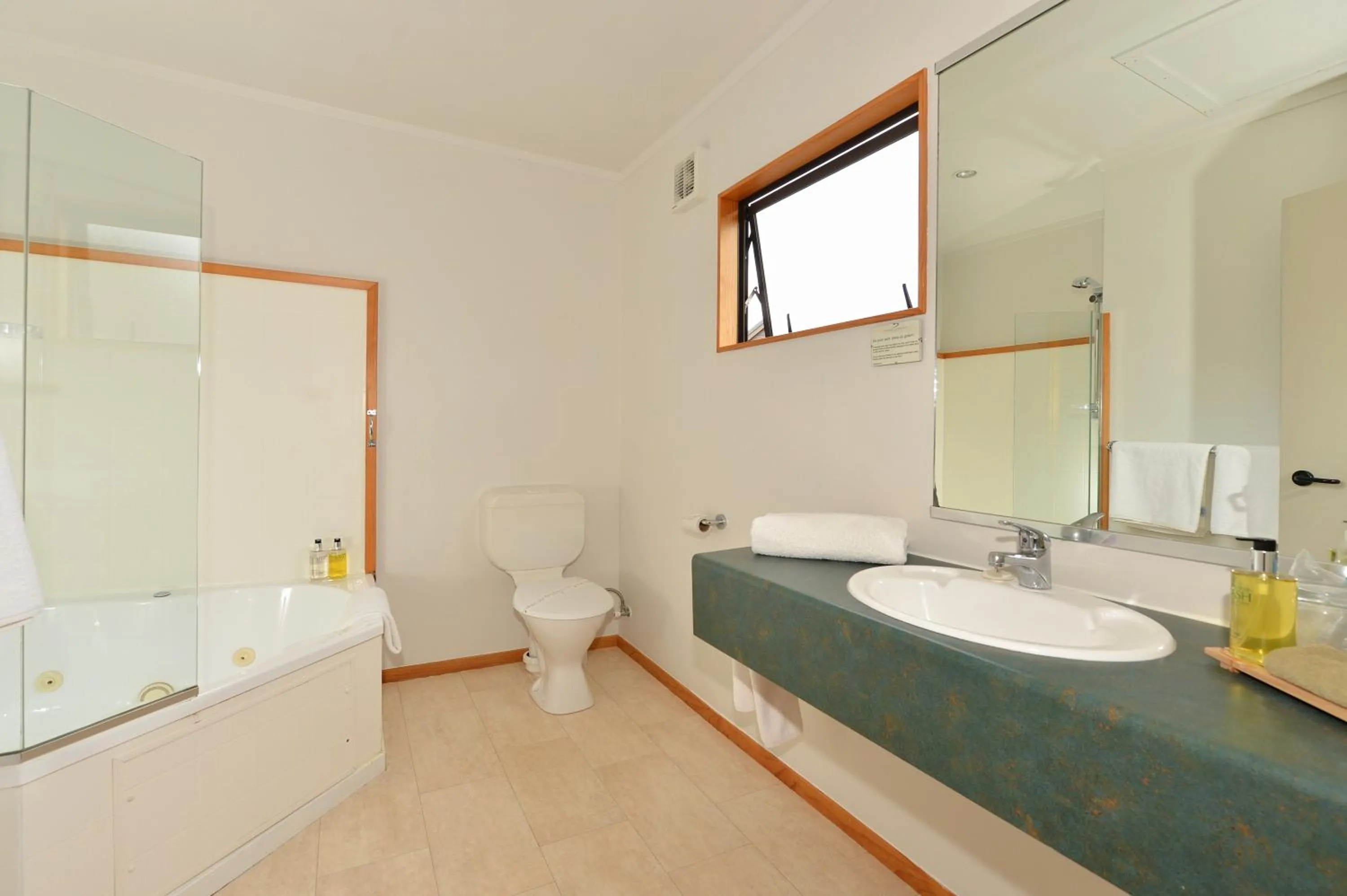 Bathroom in Kerikeri Homestead Motel & Apartments