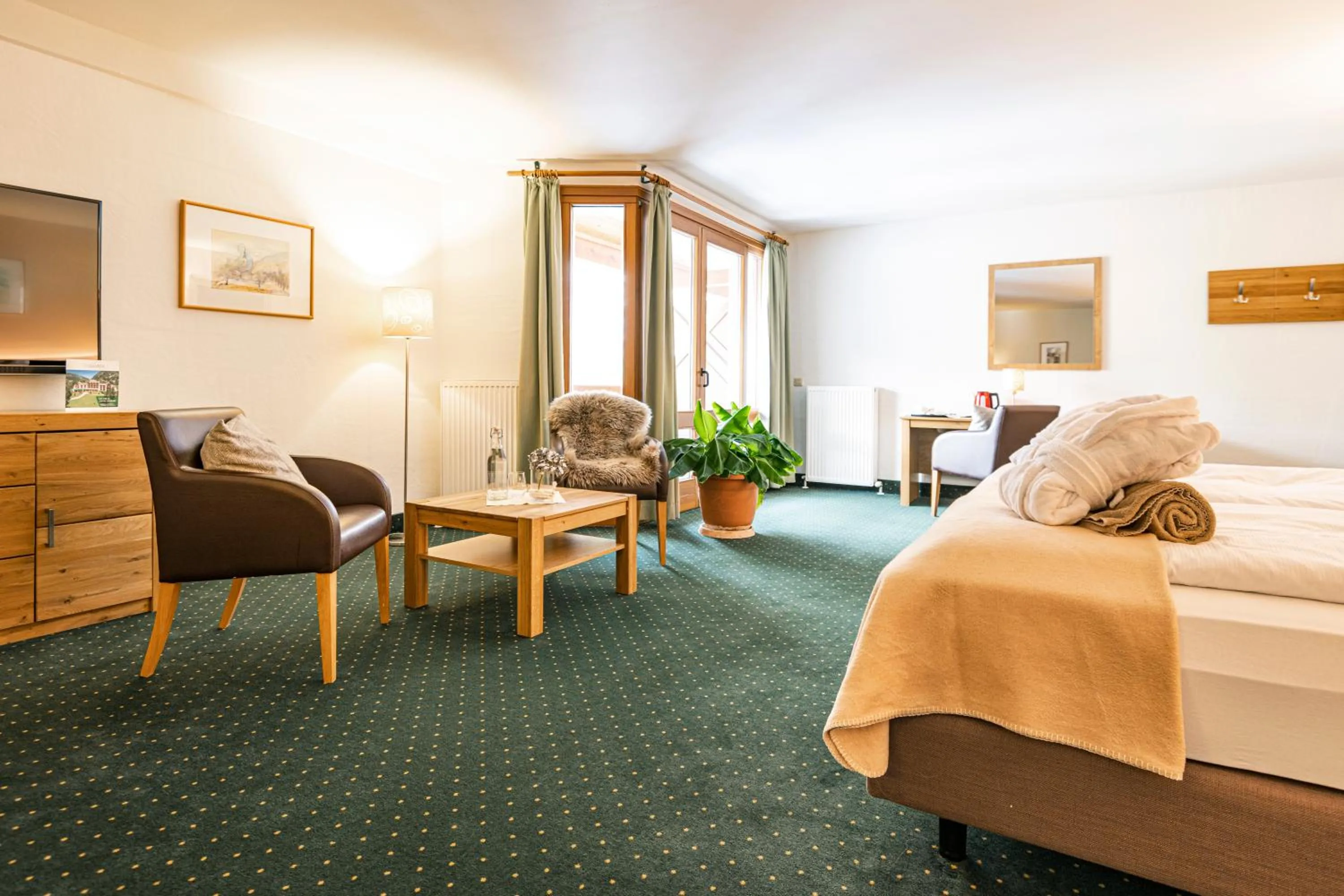 Photo of the whole room, Bed in Hotel Das Gastein - ganzjährig inklusive Alpentherme Gastein & Sommersaison inklusive Gasteiner Bergbahnen