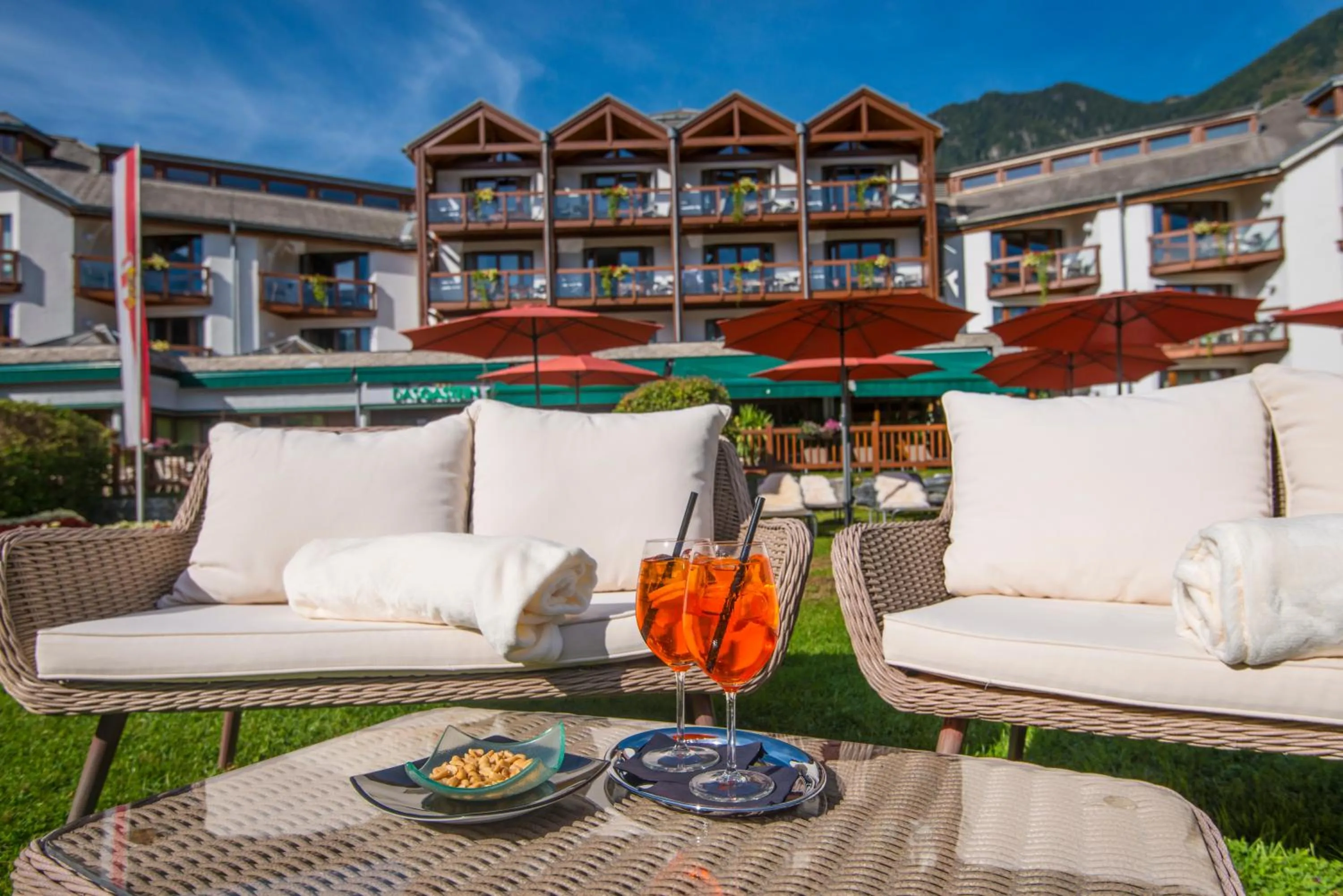 Patio in Hotel Das Gastein - ganzjährig inklusive Alpentherme Gastein & Sommersaison inklusive Gasteiner Bergbahnen