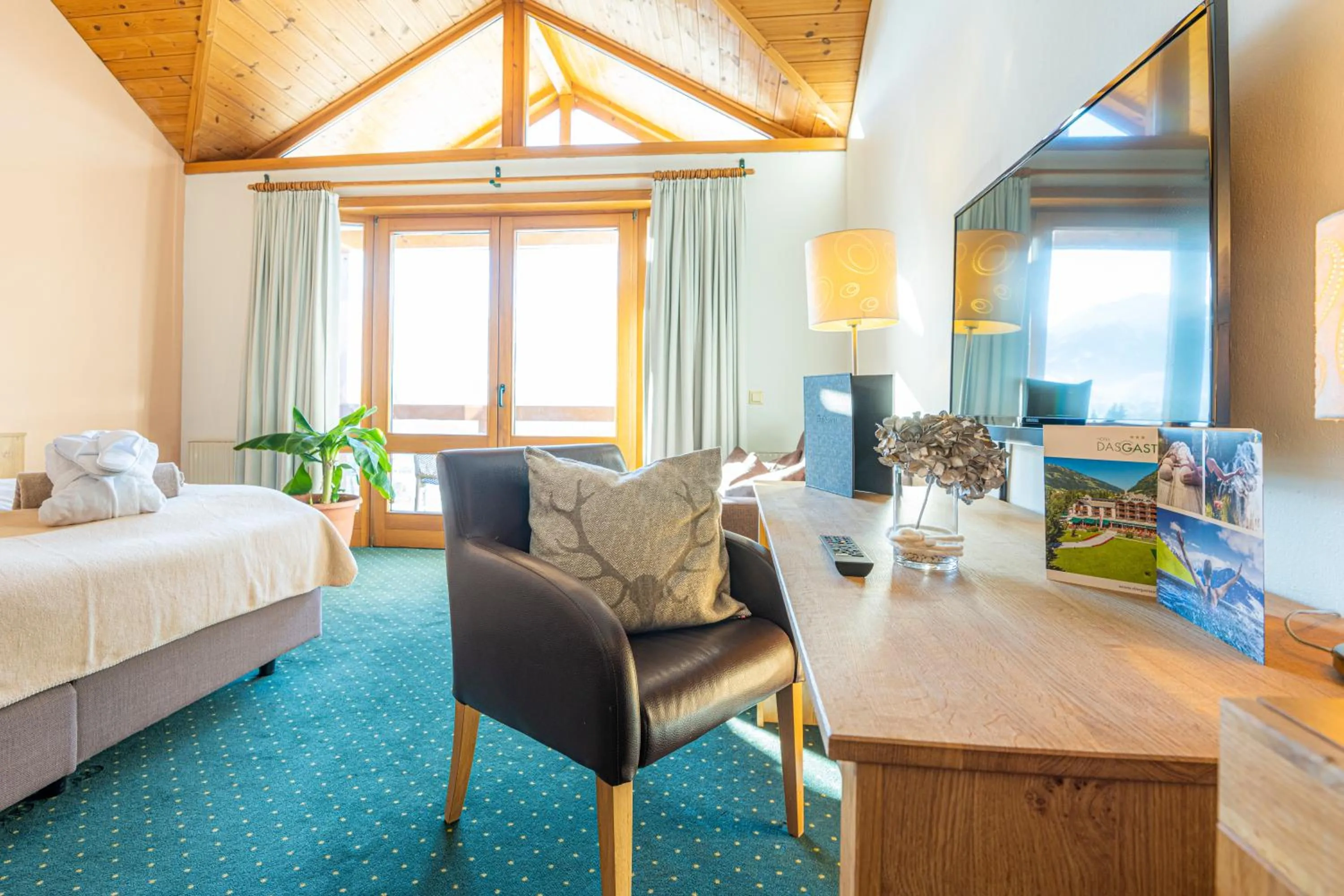 Photo of the whole room, Bed in Hotel Das Gastein - ganzjährig inklusive Alpentherme Gastein & Sommersaison inklusive Gasteiner Bergbahnen