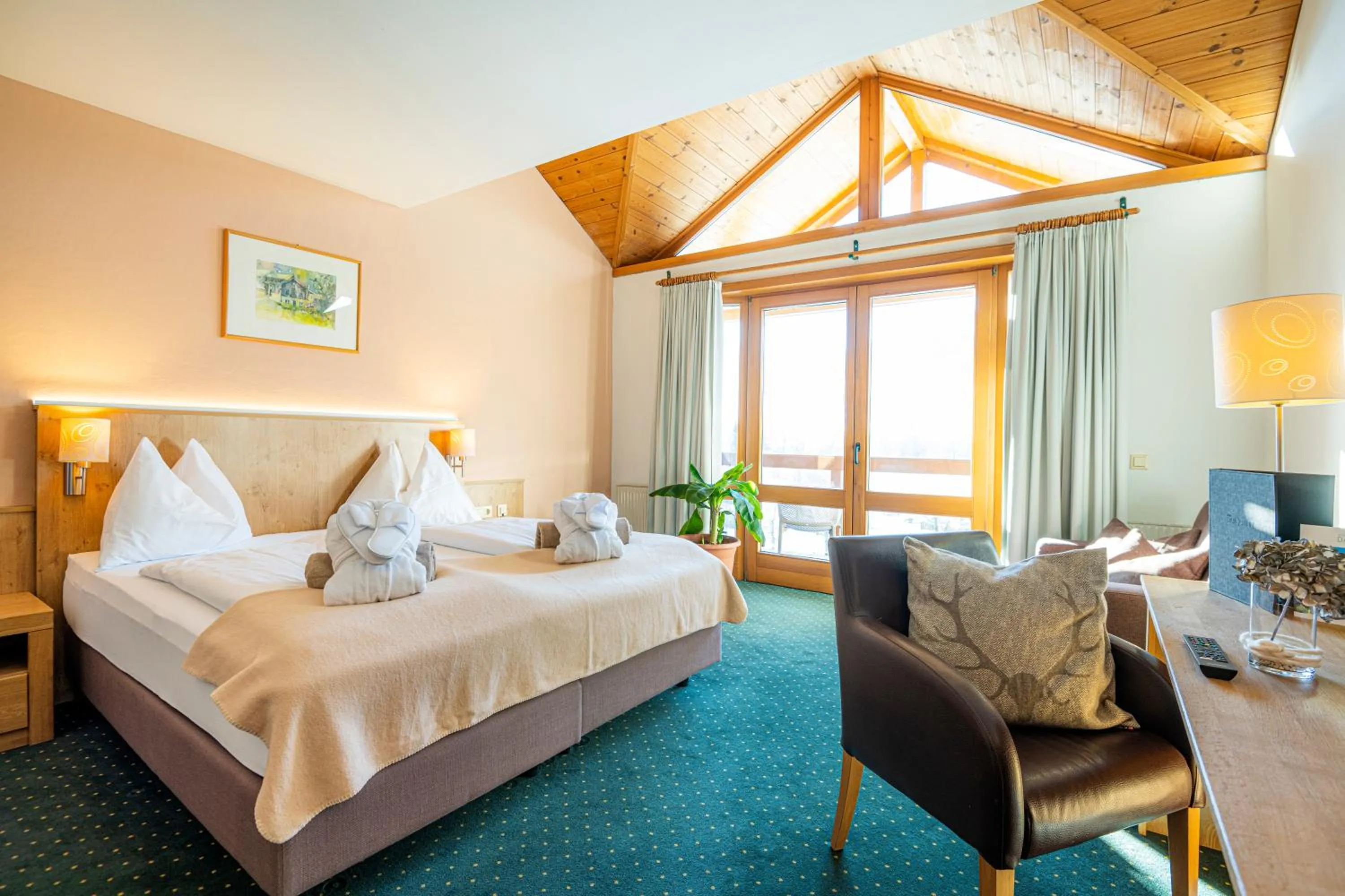 Photo of the whole room, Bed in Hotel Das Gastein - ganzjährig inklusive Alpentherme Gastein & Sommersaison inklusive Gasteiner Bergbahnen