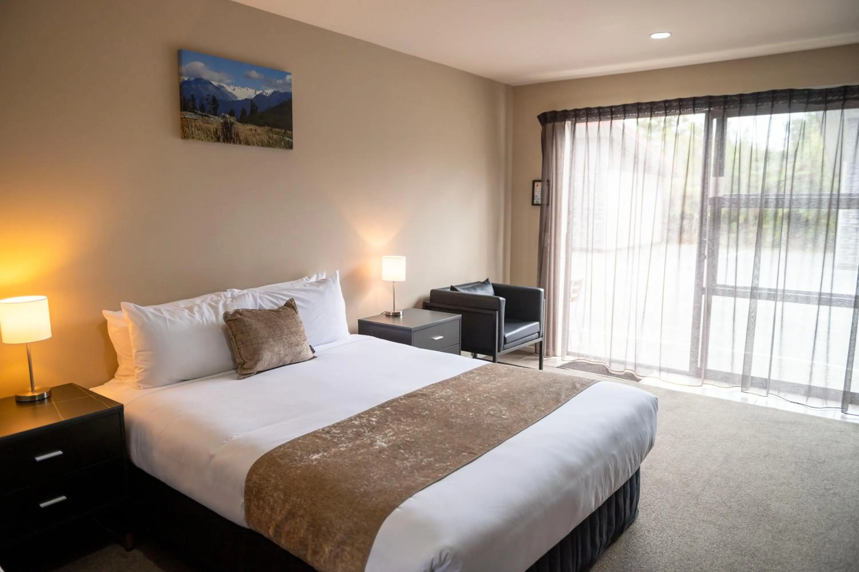 Photo of the whole room, Bed in 58 On Cron Motel