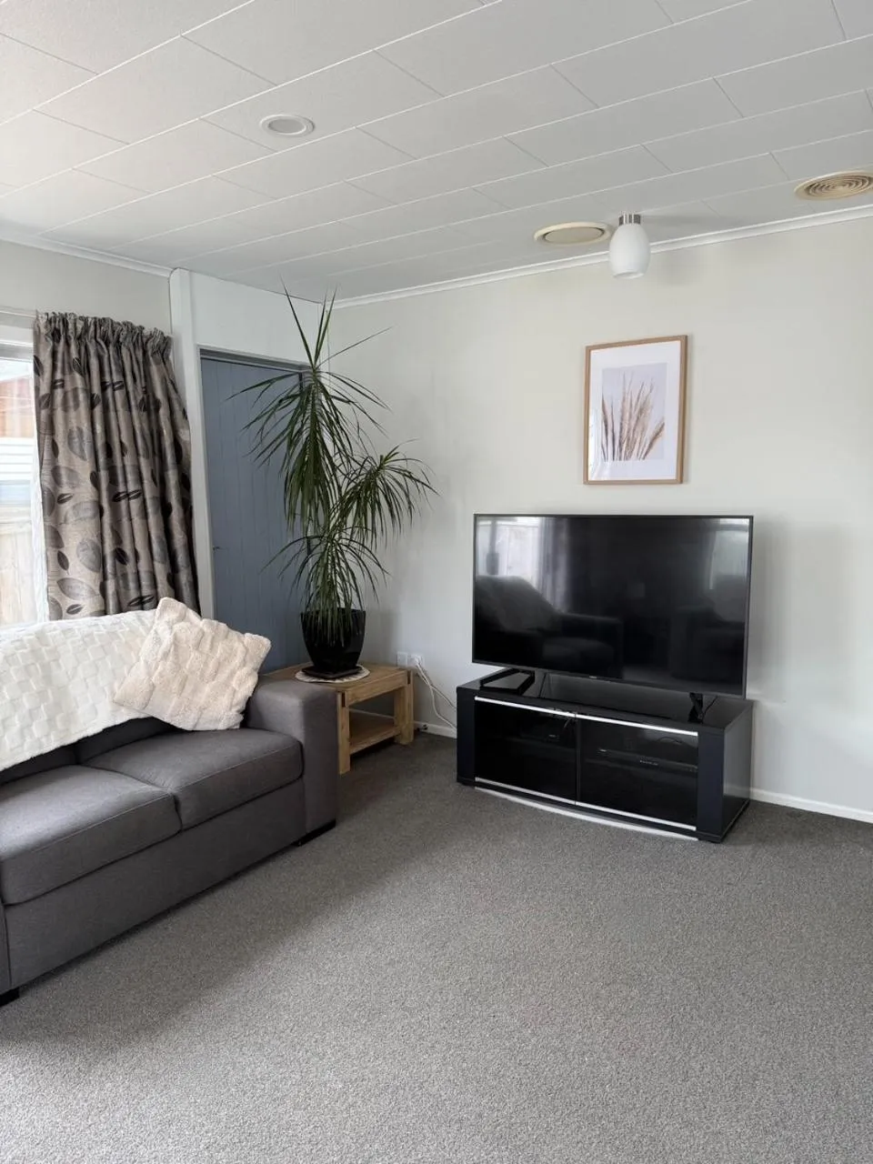 TV and multimedia in Raglan Sunset Motel and Conference Venue