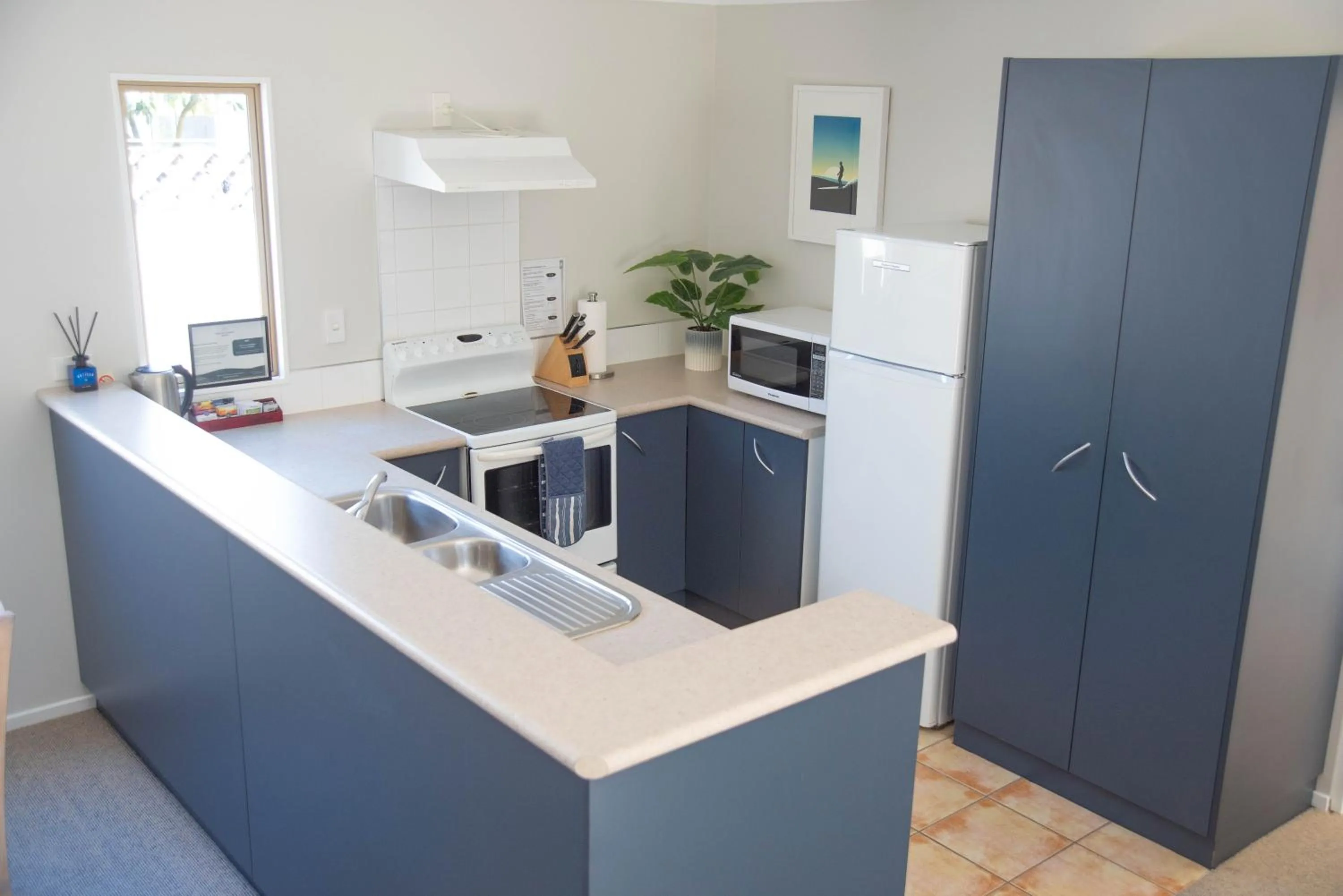 Kitchen or kitchenette in Raglan Sunset Motel and Conference Venue