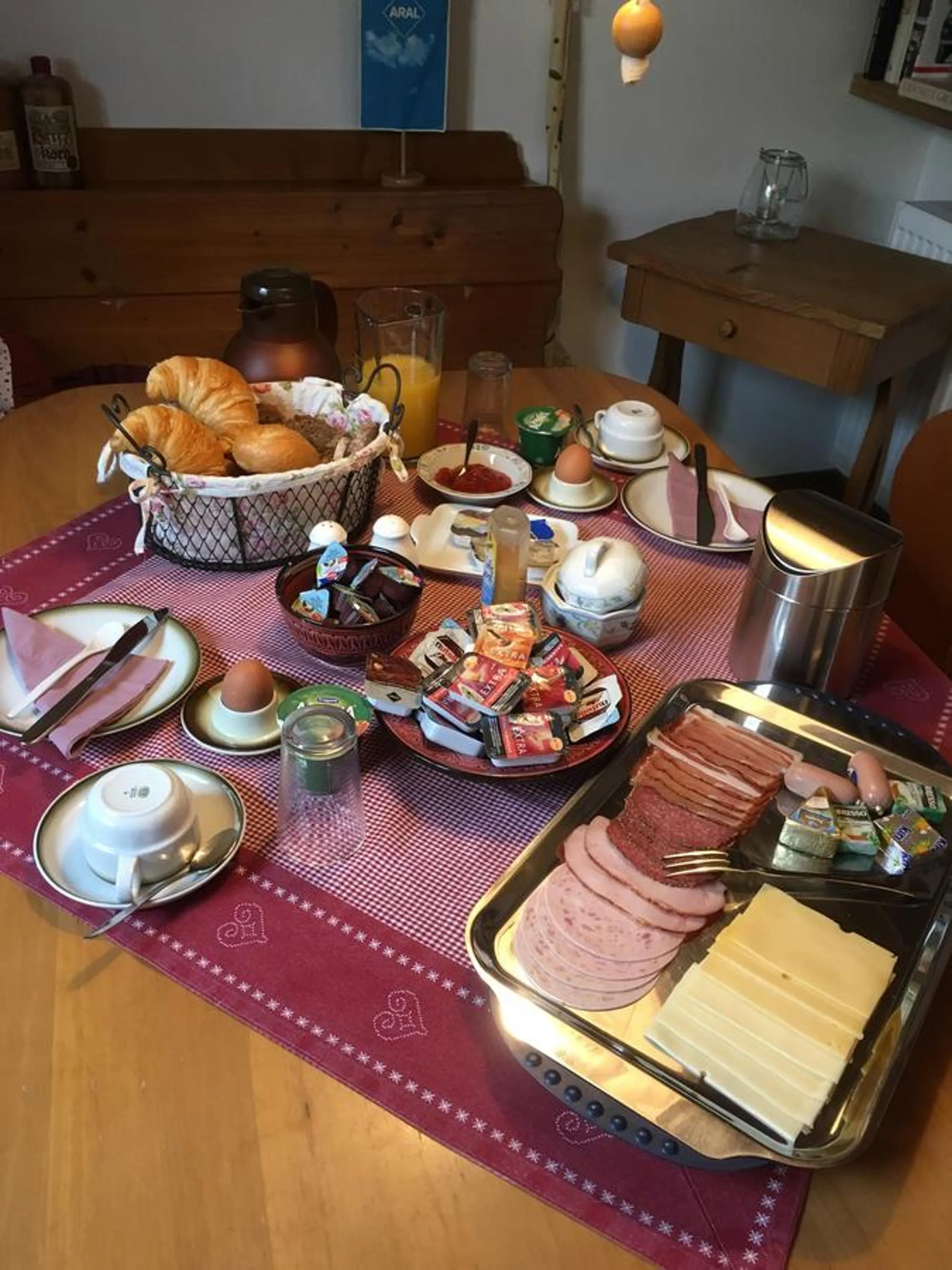 Communal lounge/ TV room in The Place After the Race B&B