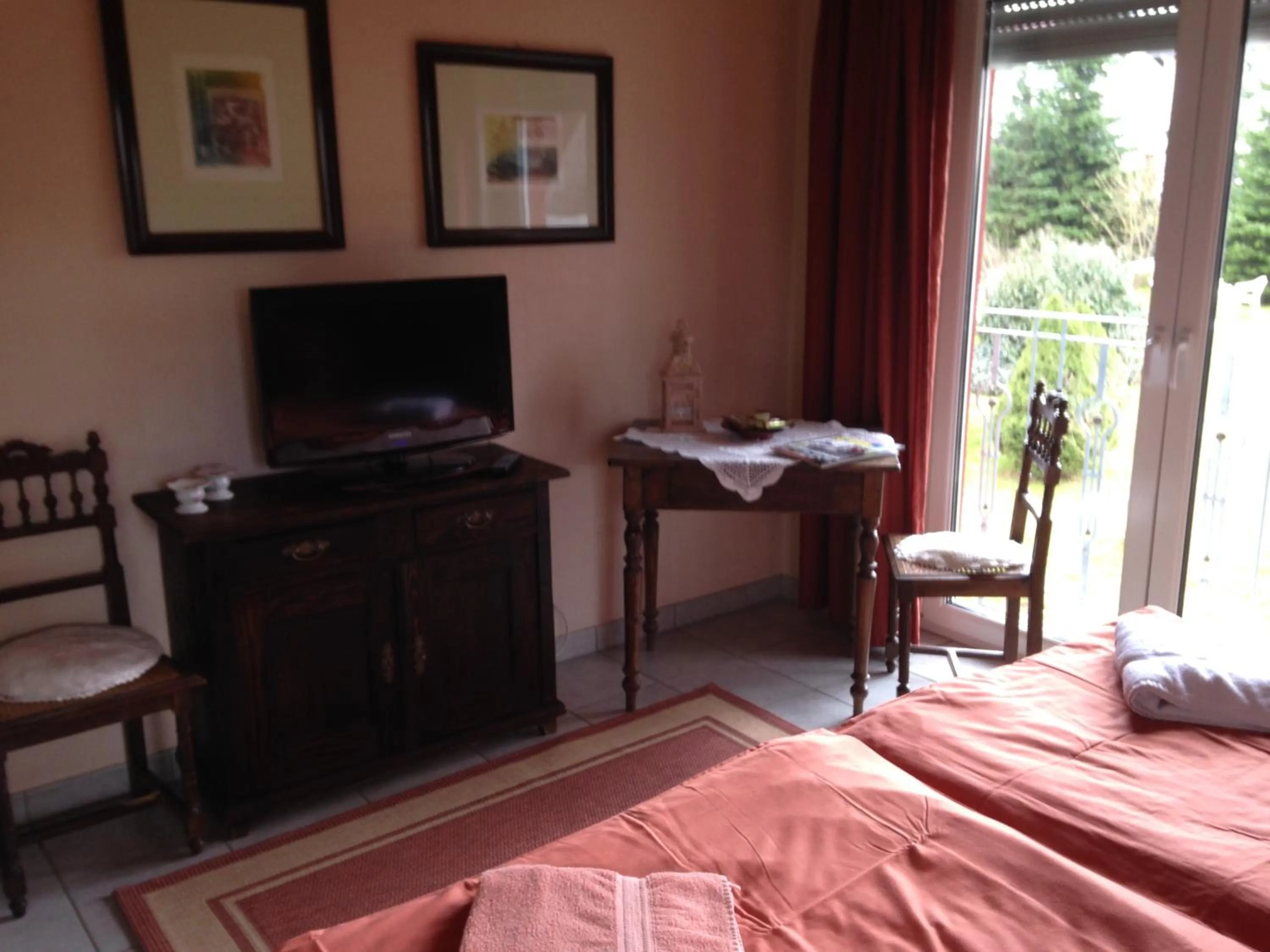 Photo of the whole room, Bed in The Place After the Race B&B