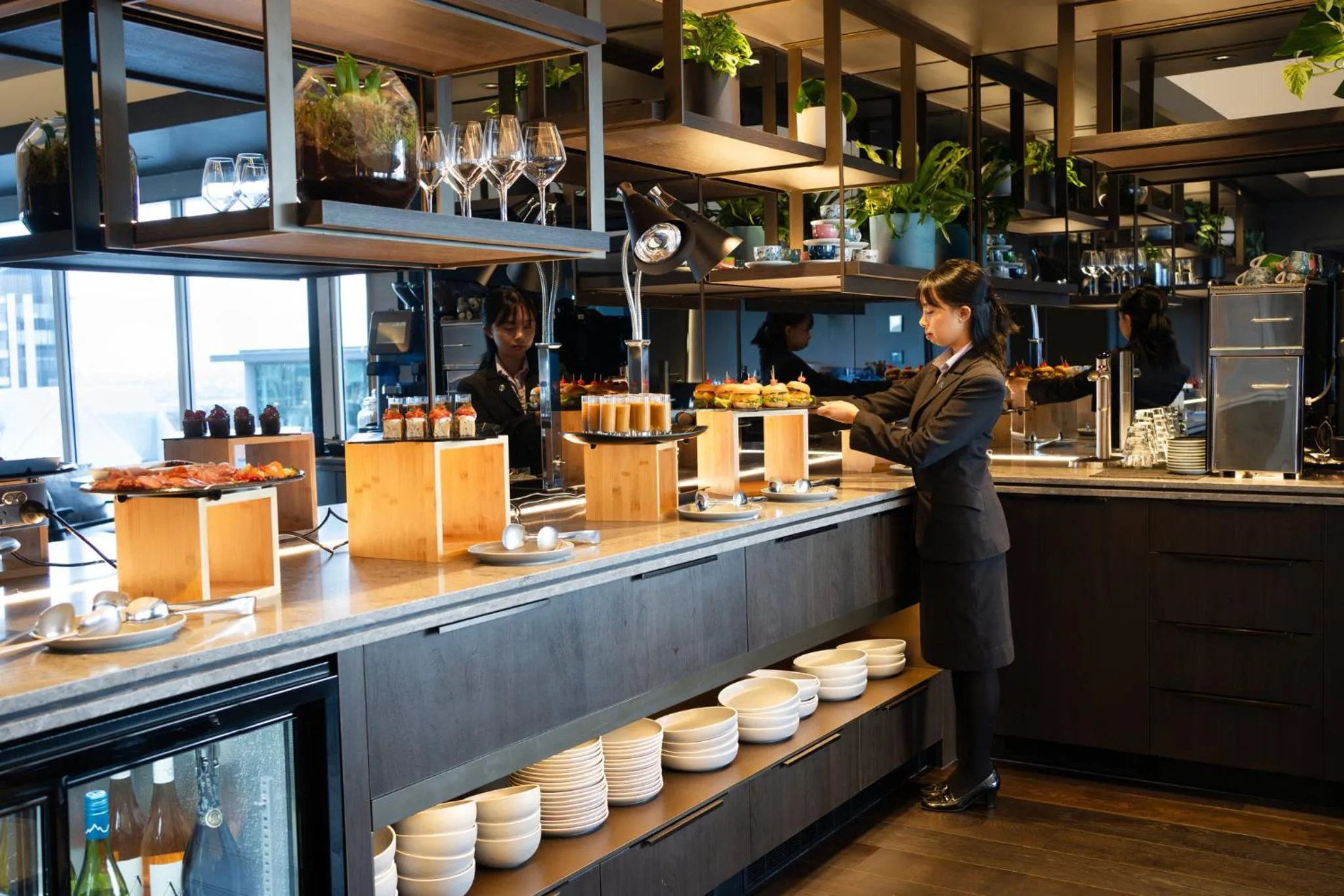 Lounge or bar in Crowne Plaza Auckland by IHG