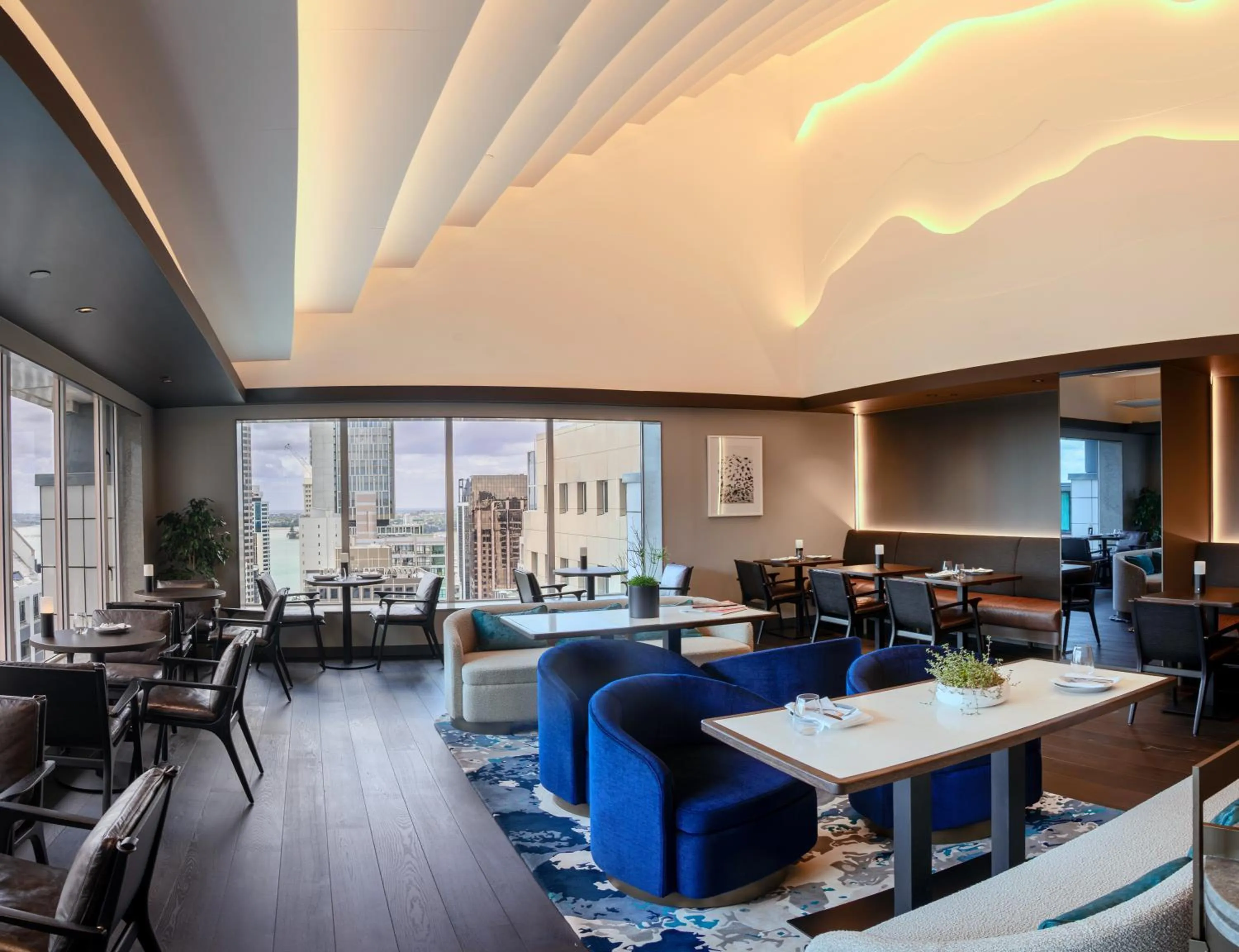 Lounge or bar in Crowne Plaza Auckland by IHG