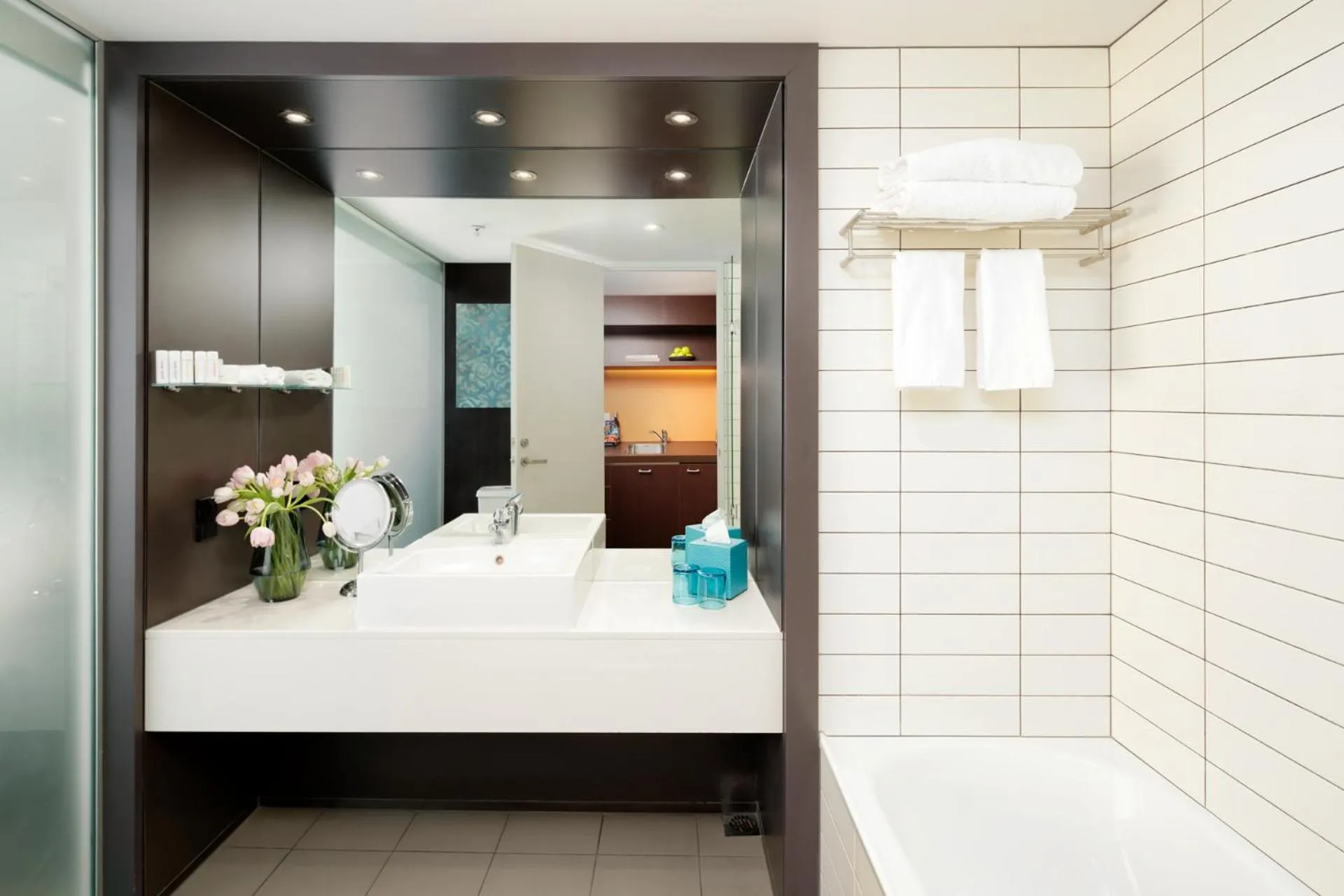 Bathroom, Bed in Rydges Wellington