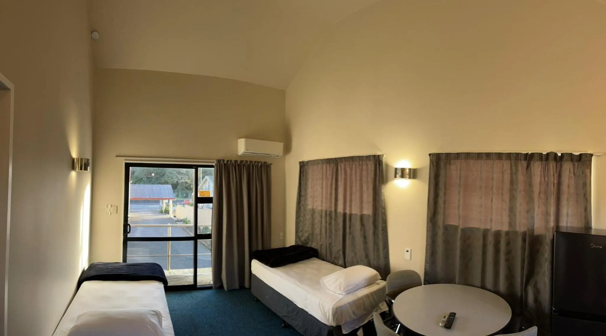 Living room, Bed in Rayland Epsom Motel