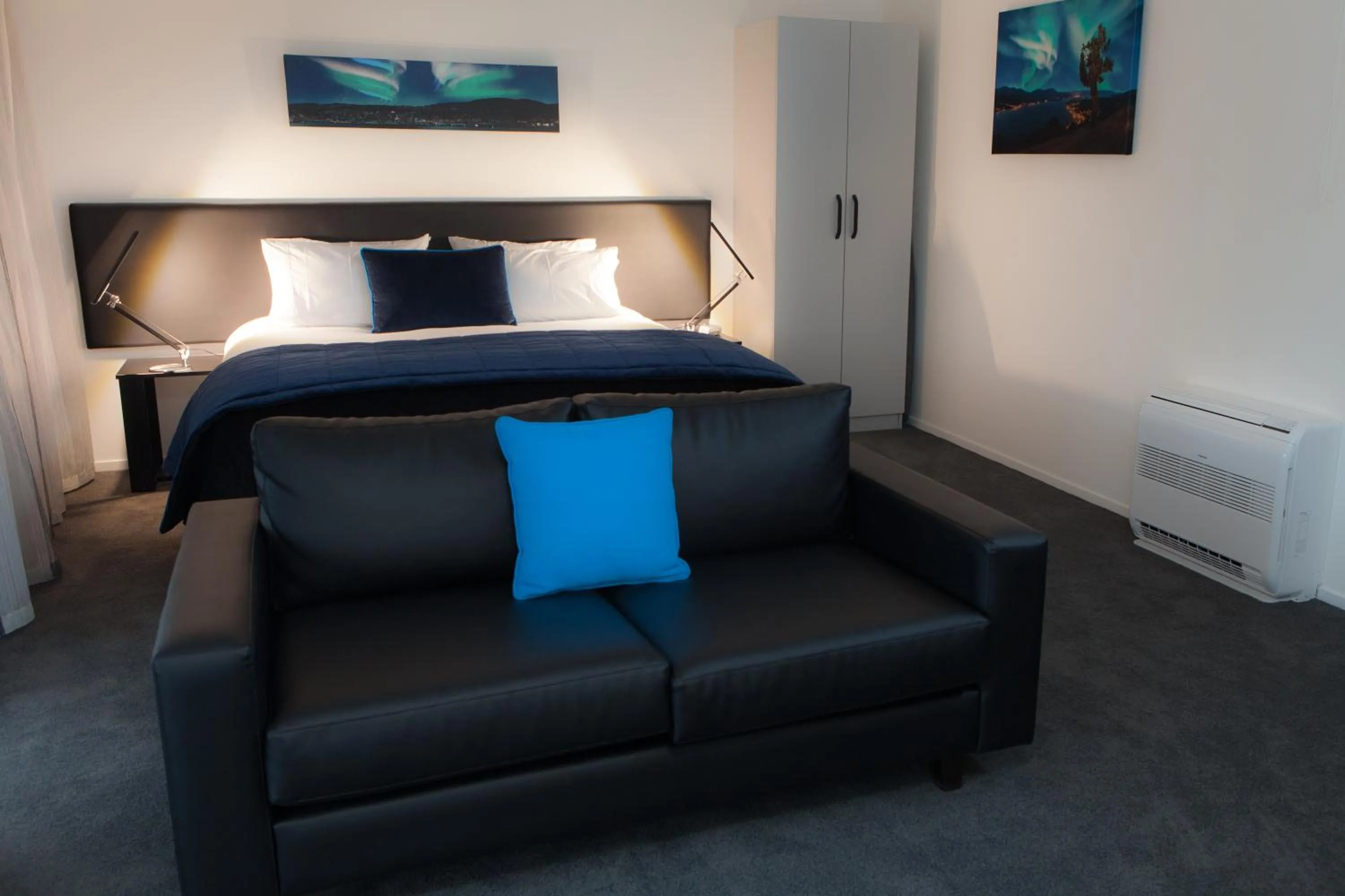 Living room, Bed in Aurora on George