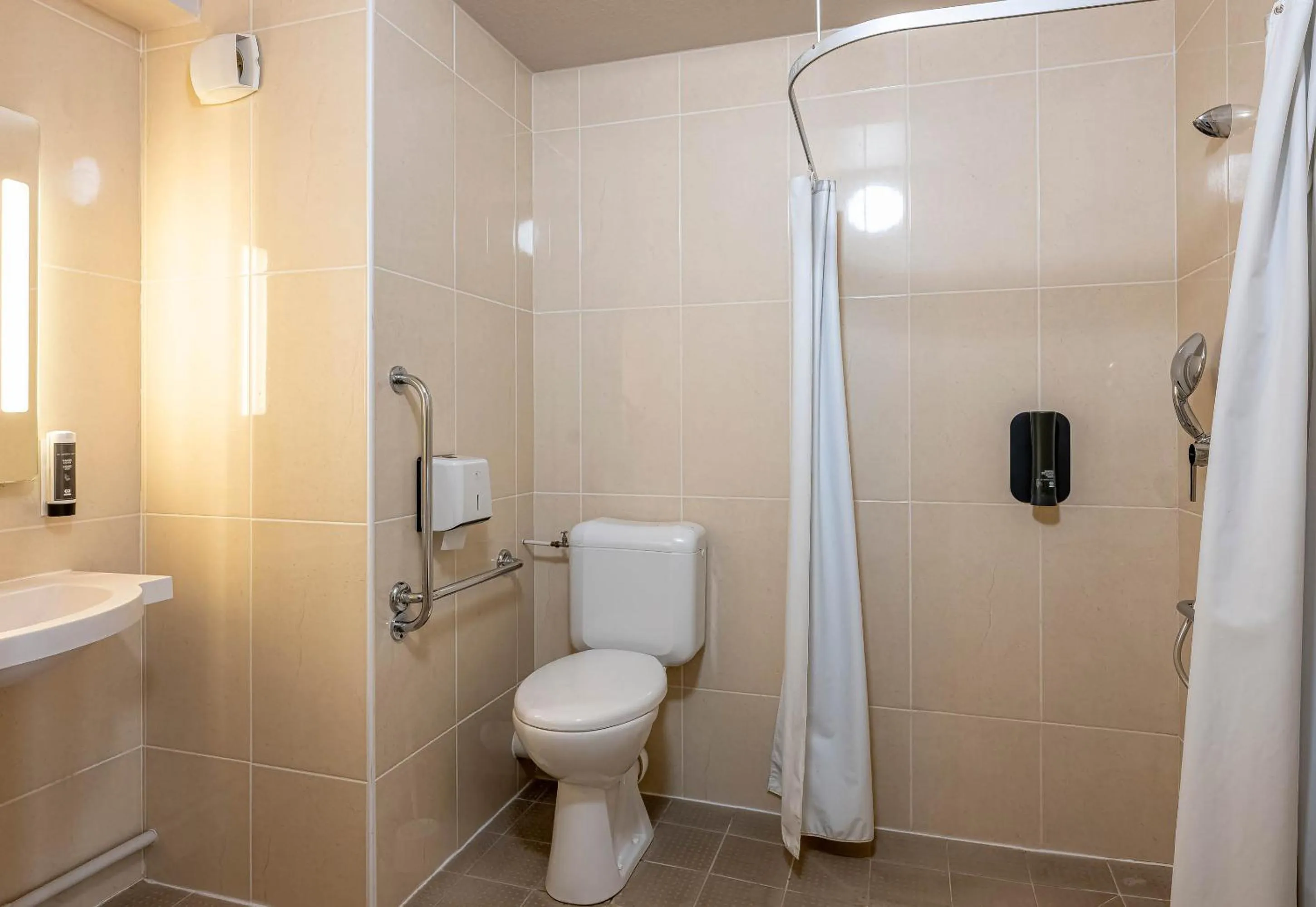 Bathroom in B&B HOTEL Bordeaux Sud Mios 3 étoiles