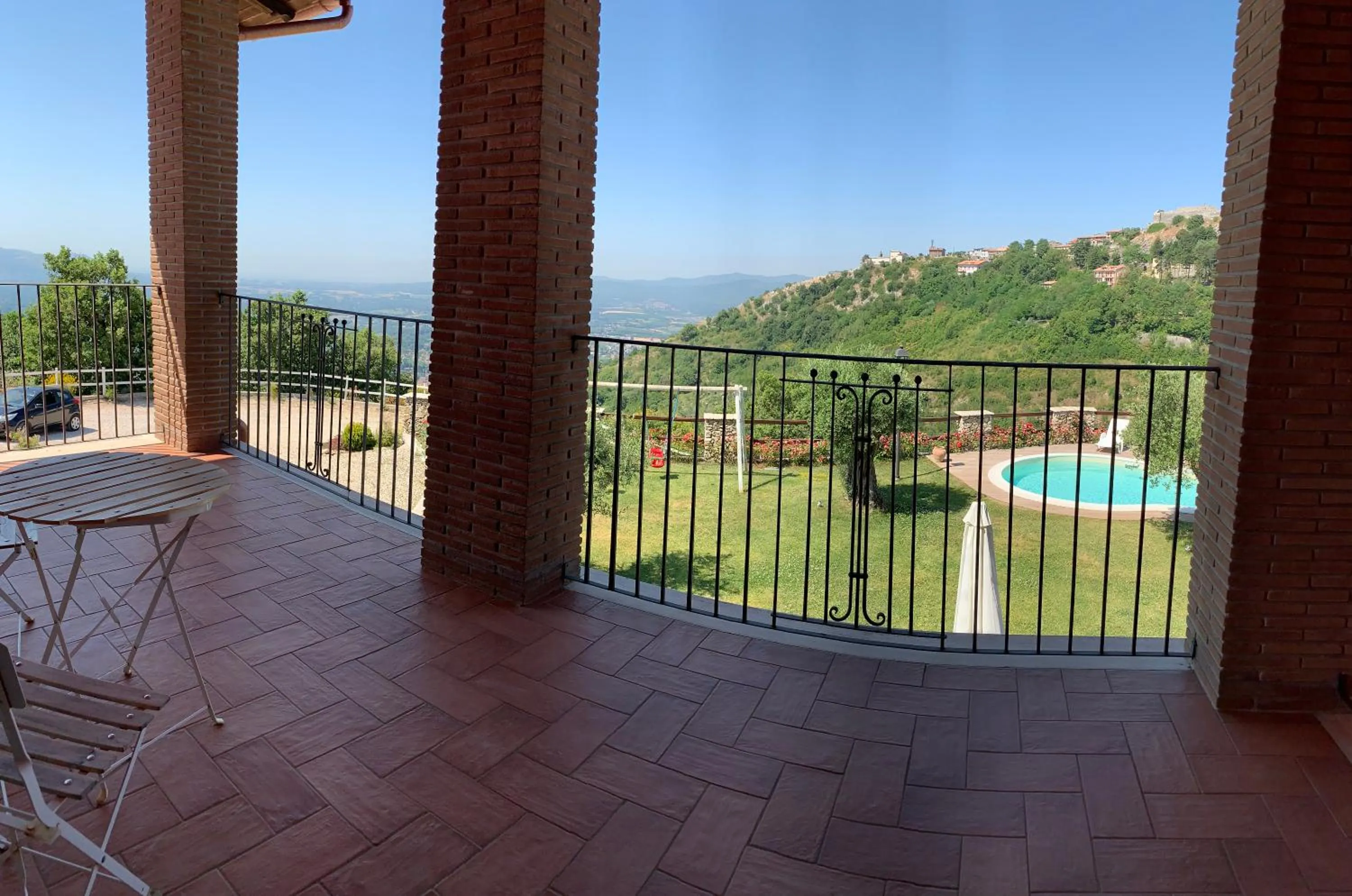 Pool view in B&B I 4 Sentieri