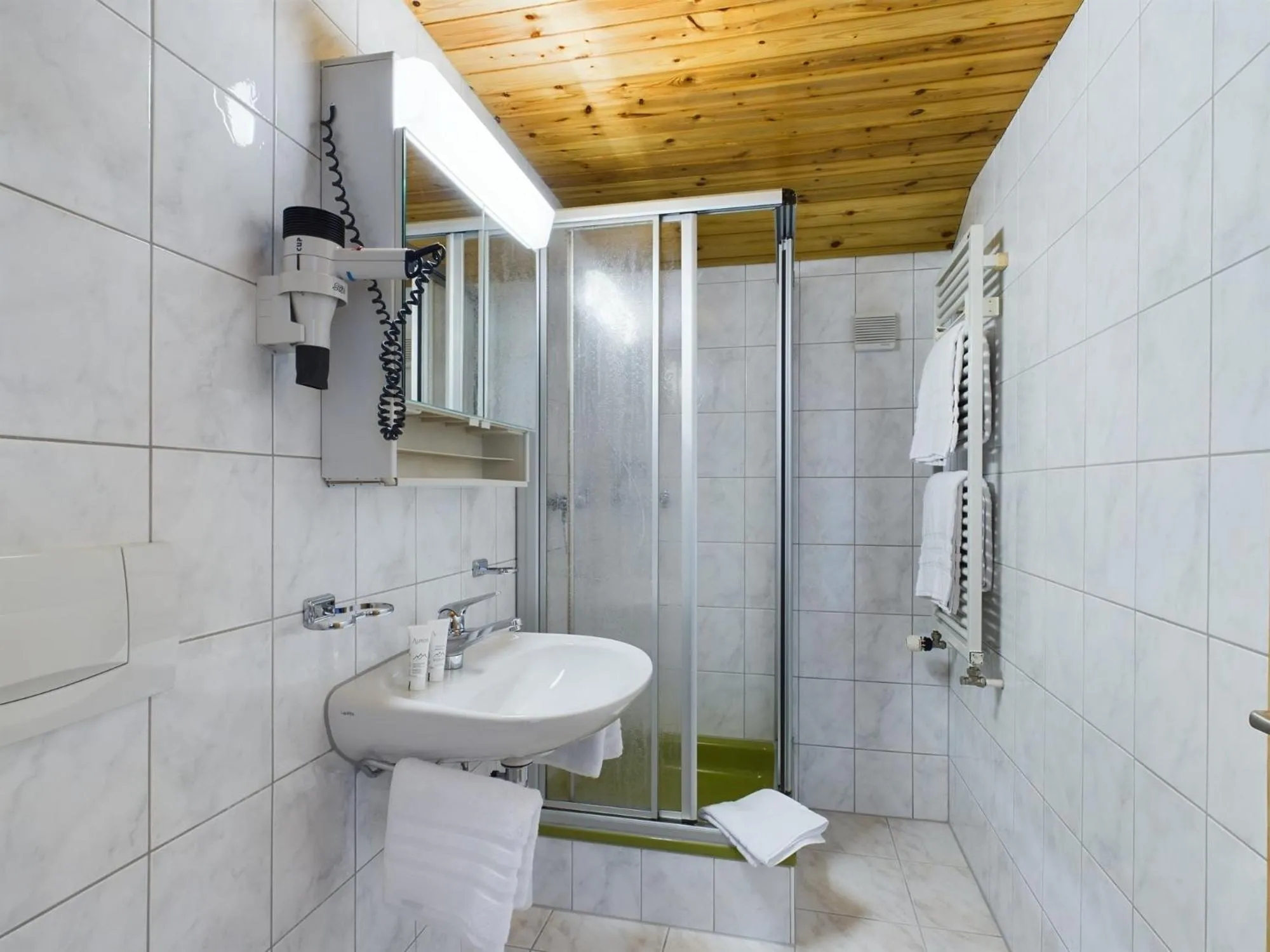 Shower in Bergblick Lodge - 3 Sterne Garni - Neueröffnung