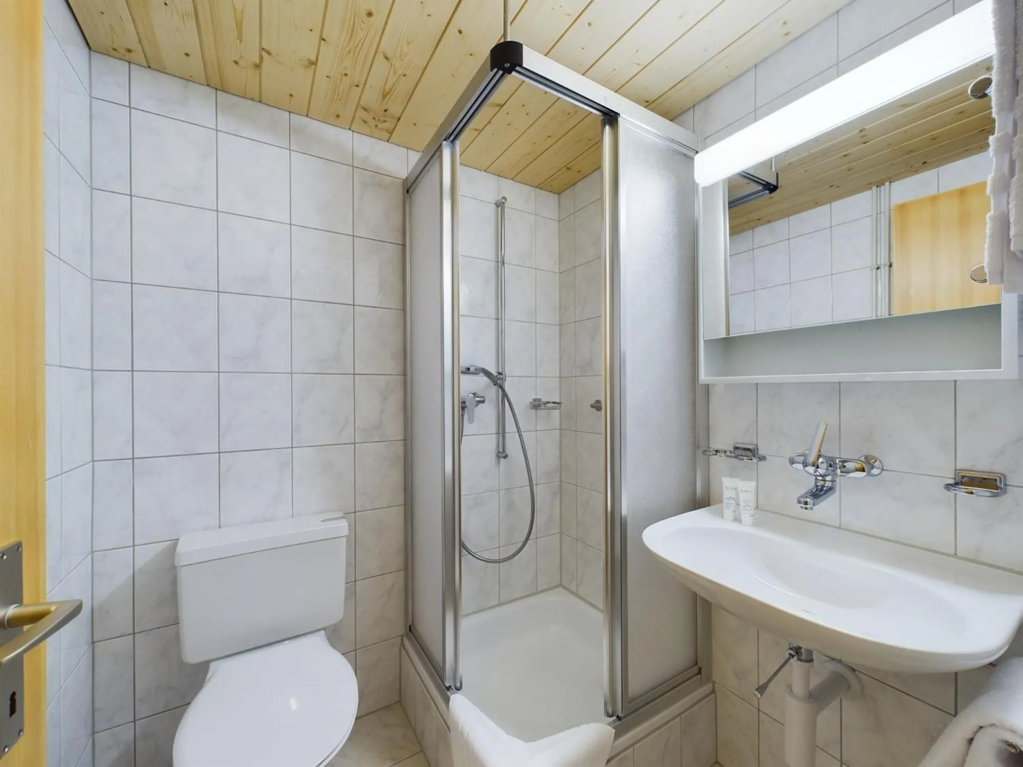 Shower in Bergblick Lodge - 3 Sterne Garni - Neueröffnung