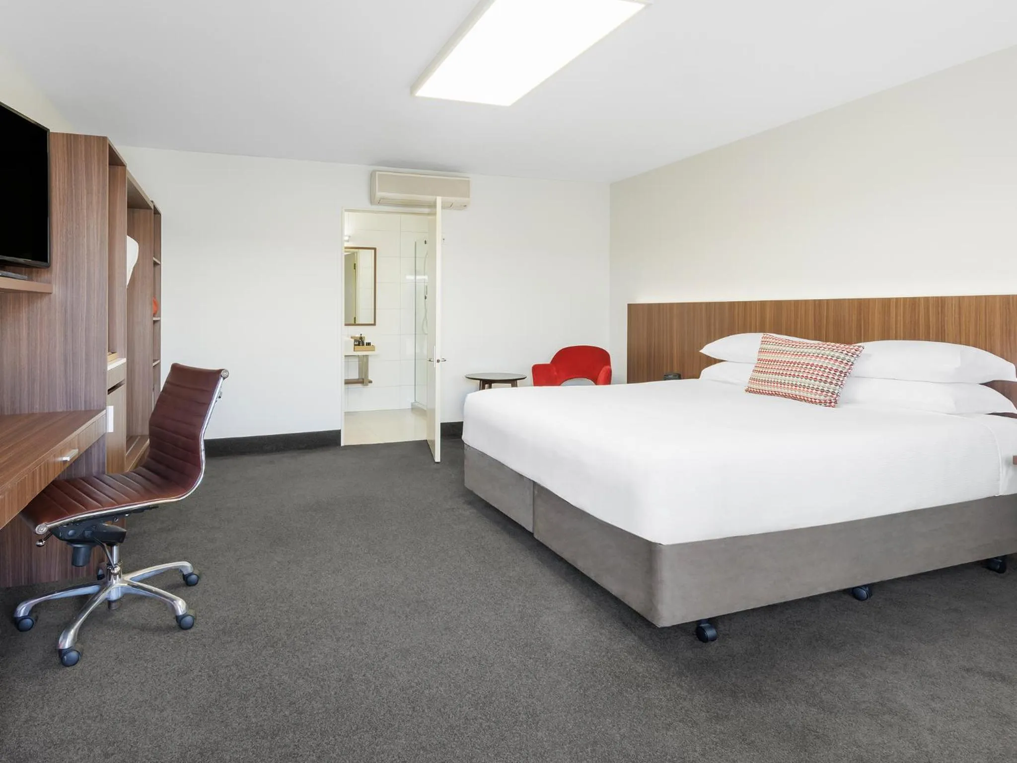 Photo of the whole room, Bed in JetPark Hamilton Airport New Zealand