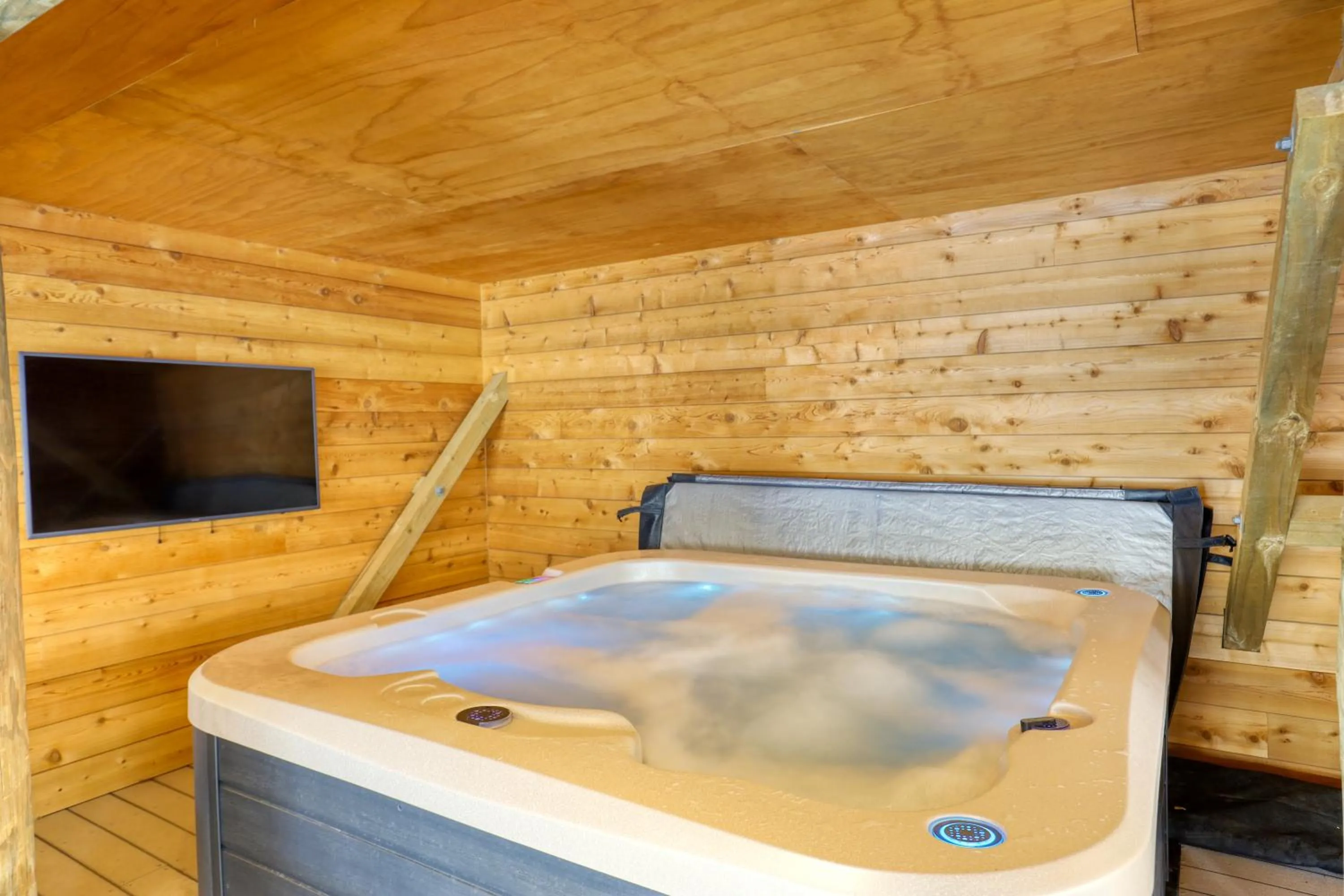 Hot Tub in Marsden Lake Resort Central Otago