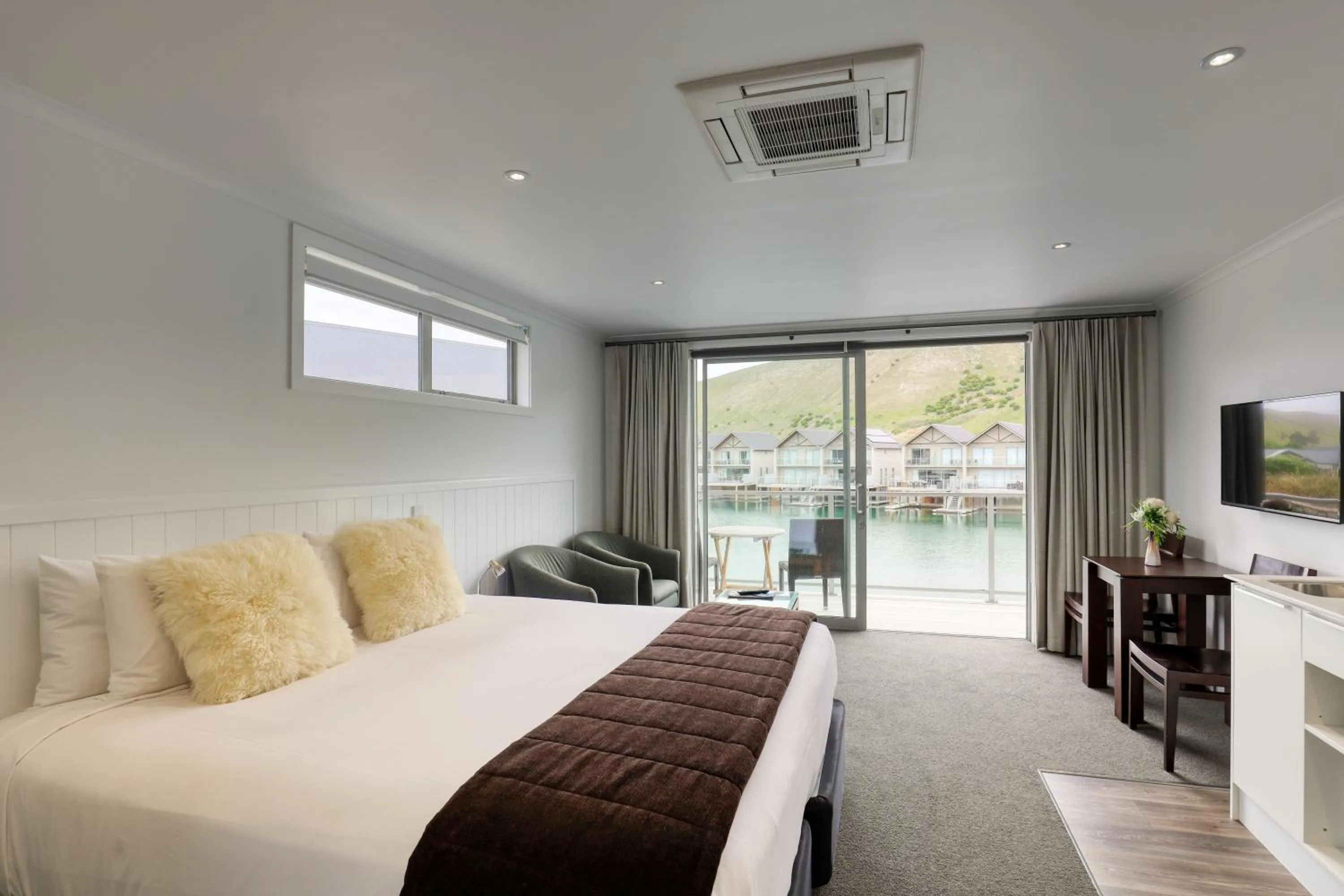 Photo of the whole room, Bed in Marsden Lake Resort Central Otago