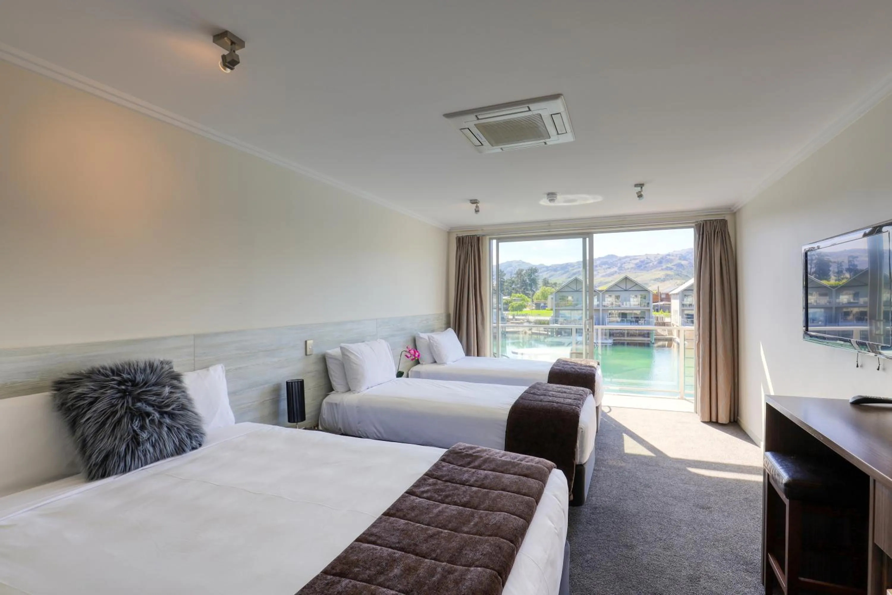 Photo of the whole room, Bed in Marsden Lake Resort Central Otago