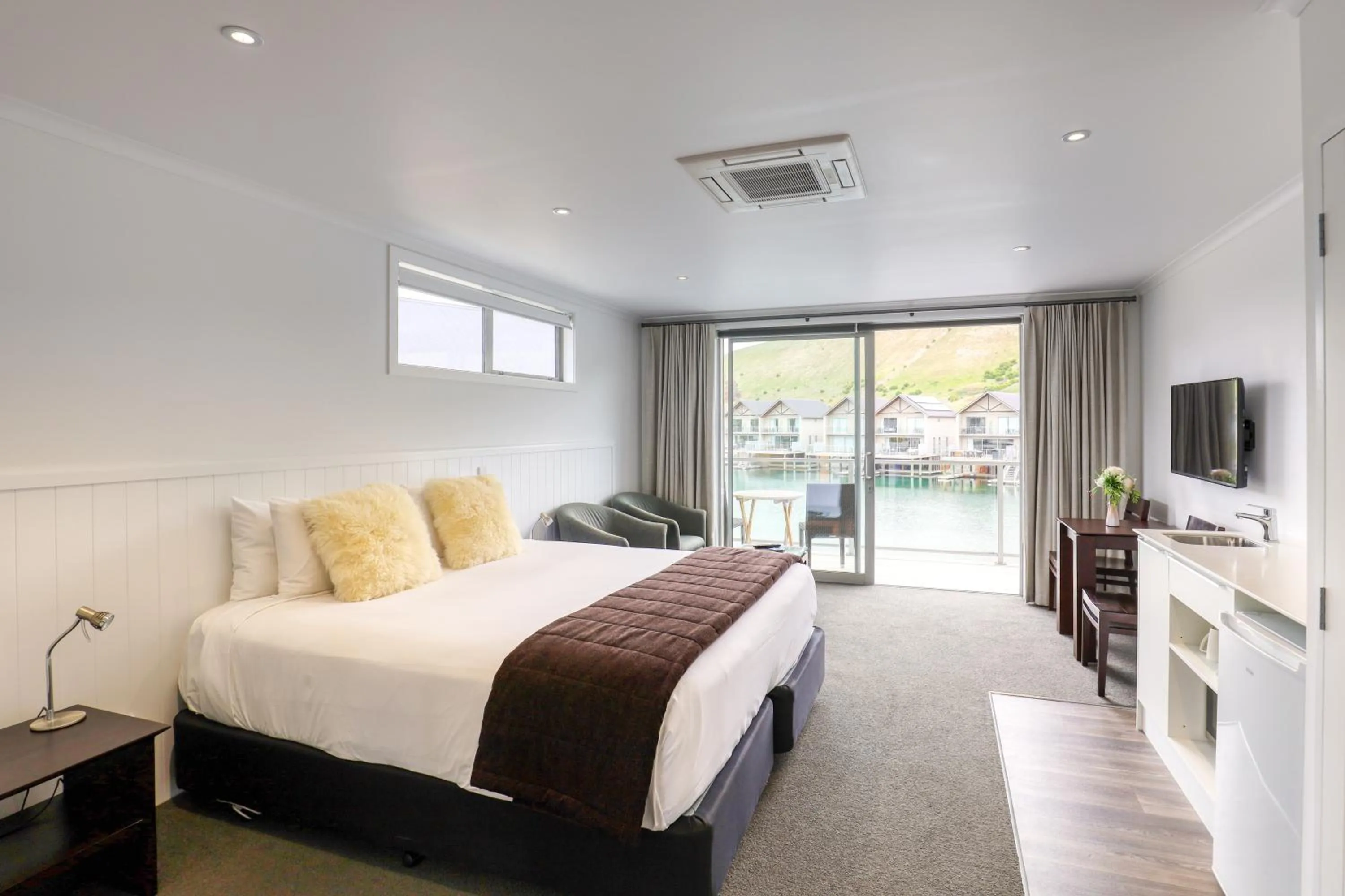 Photo of the whole room, Bed in Marsden Lake Resort Central Otago