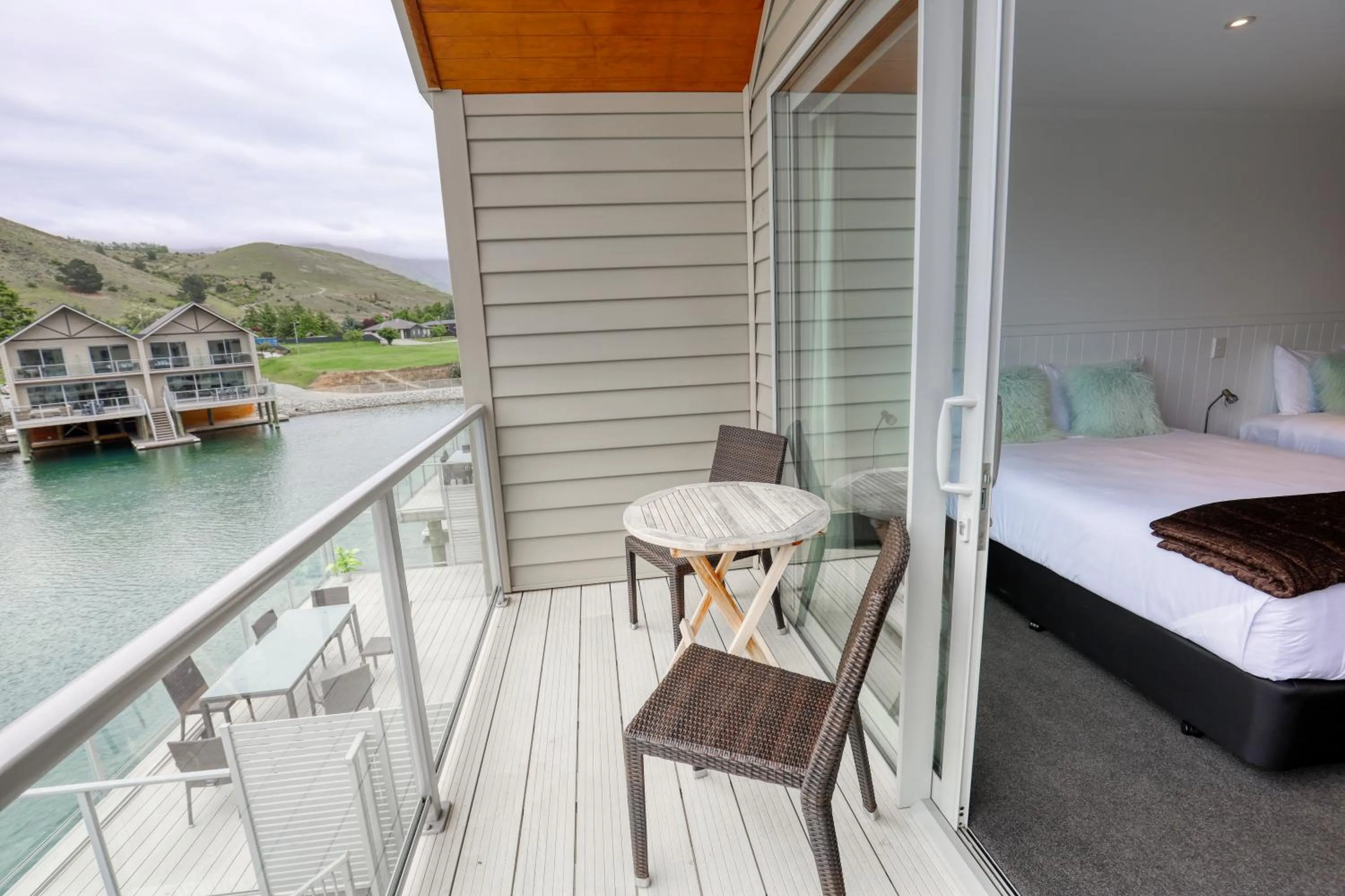 Balcony/Terrace, Bed in Marsden Lake Resort Central Otago
