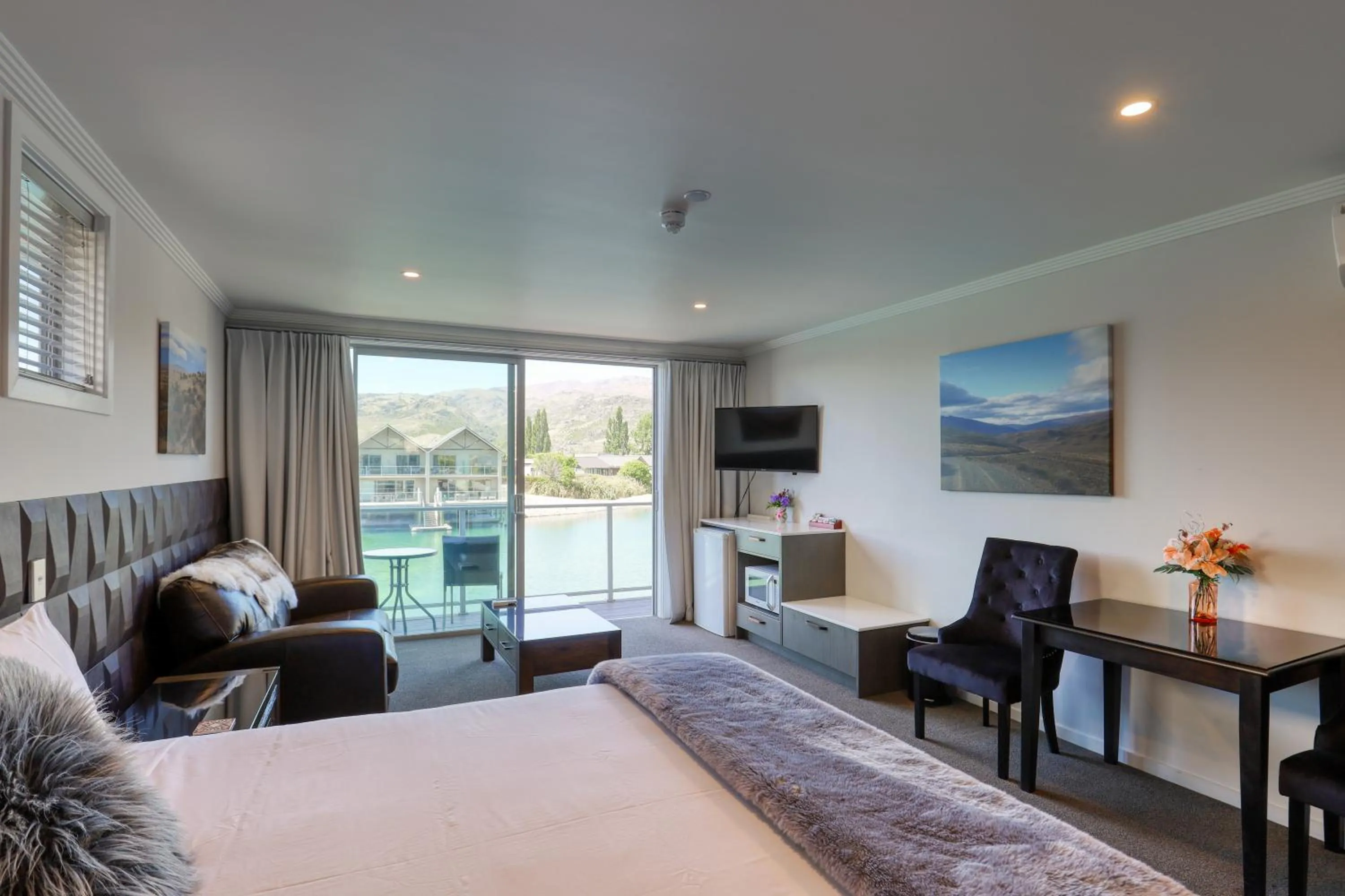 Photo of the whole room, Bed in Marsden Lake Resort Central Otago