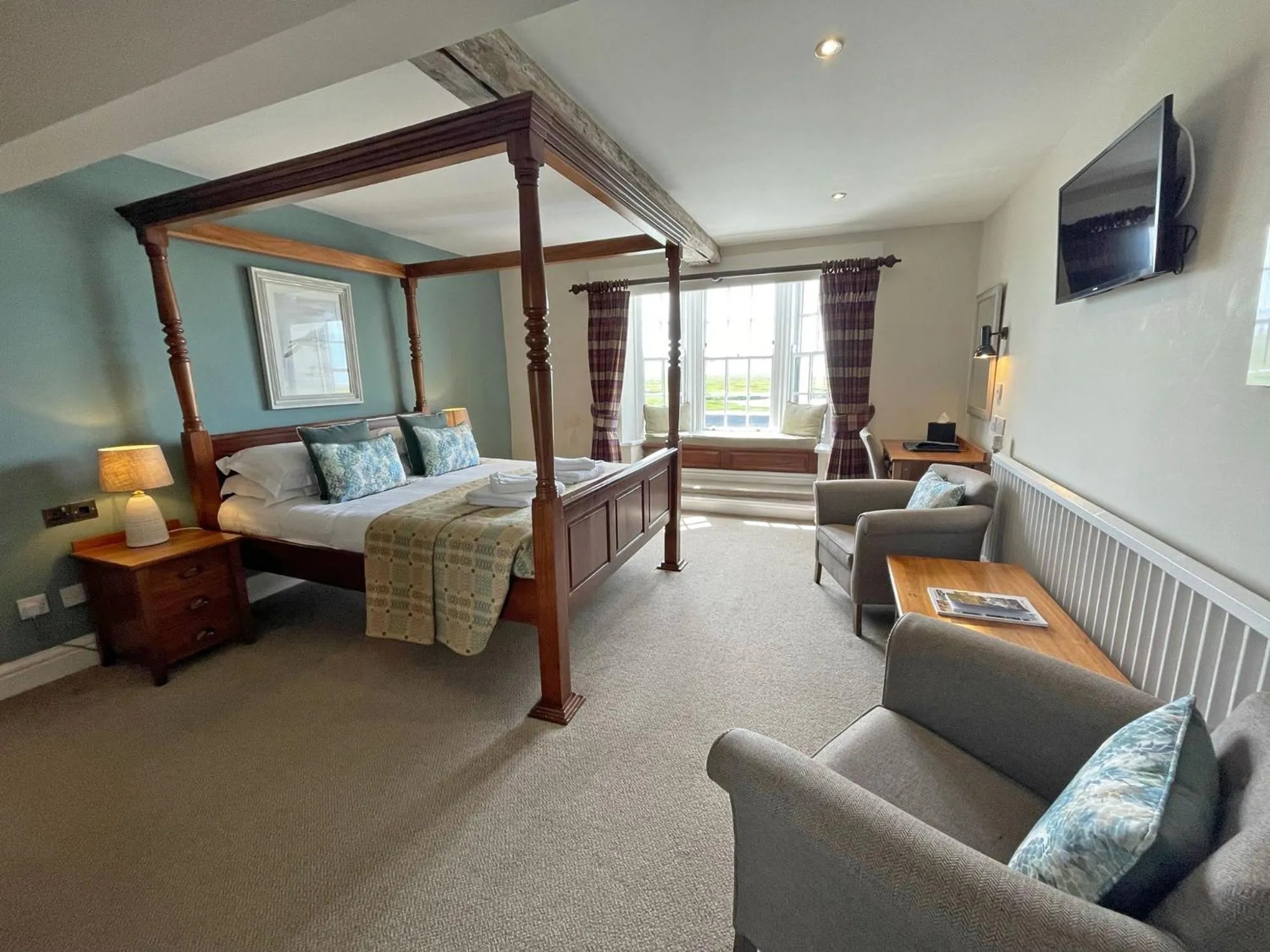 Photo of the whole room, Bed in The Ship