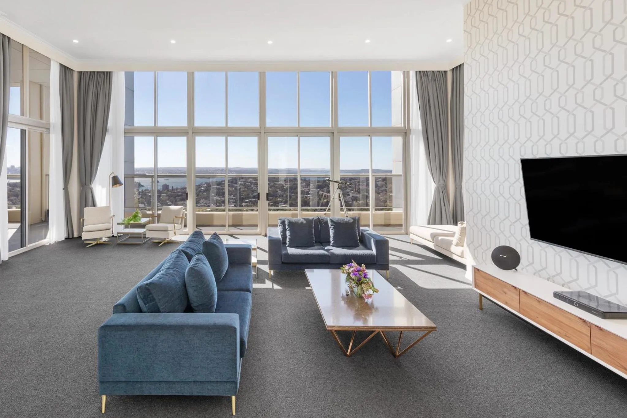 TV and multimedia in Meriton Suites Bondi Junction