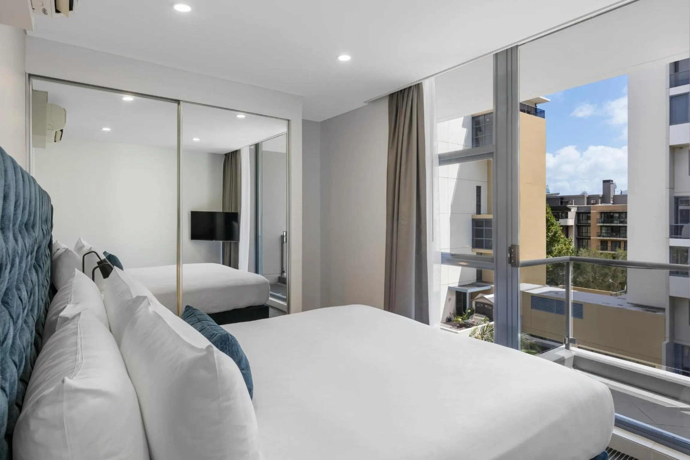 Bedroom, Bed in Meriton Suites Waterloo