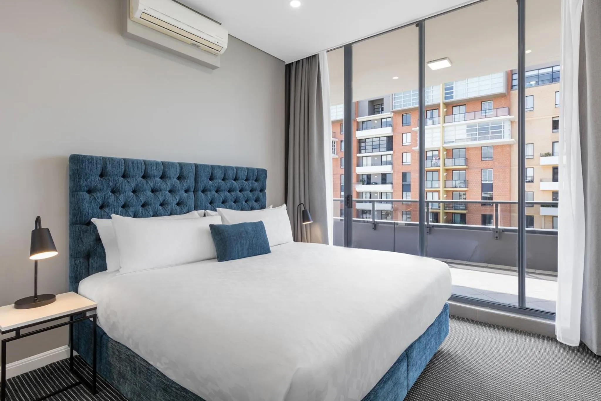 Bedroom, Bed in Meriton Suites Waterloo