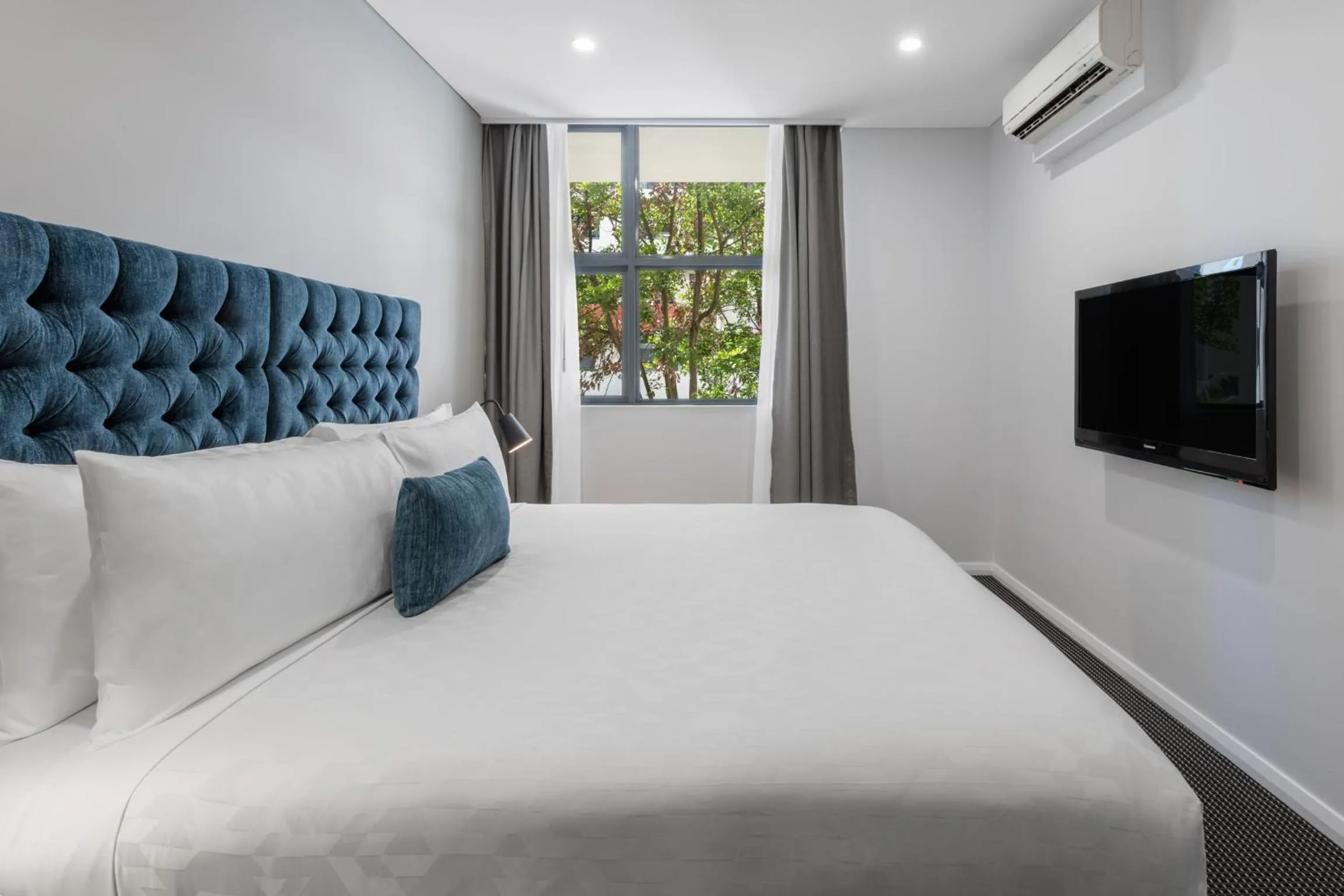 Bedroom, Bed in Meriton Suites Waterloo