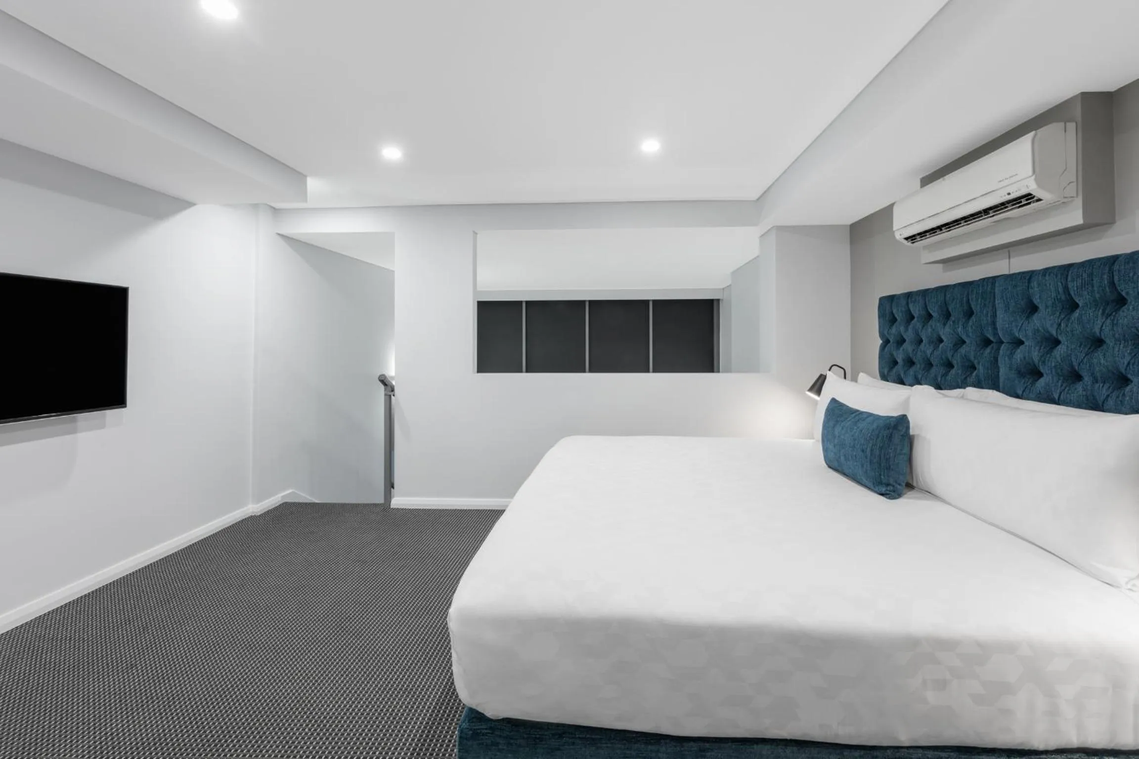 Bedroom, Bed in Meriton Suites Waterloo