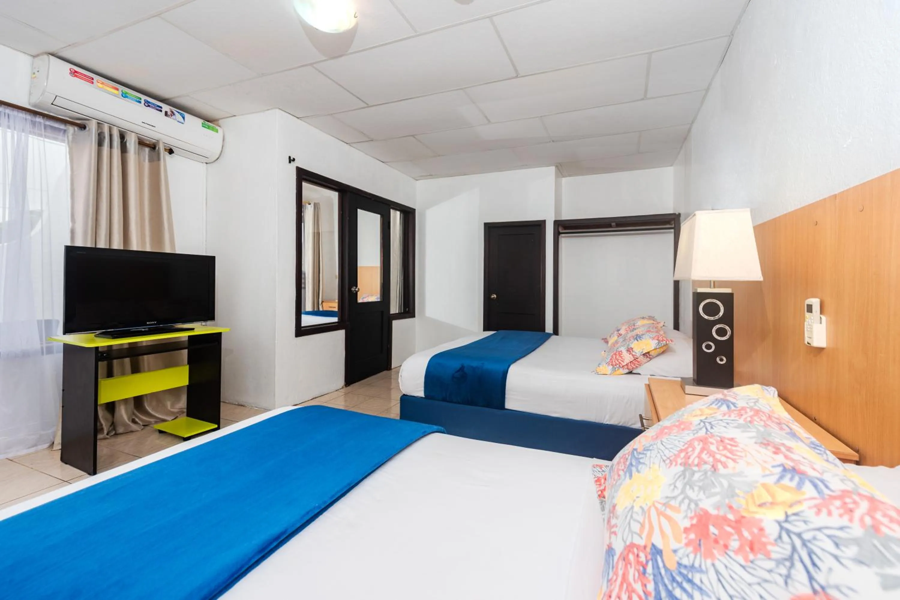 Photo of the whole room, Bed in Hostal North Seymour