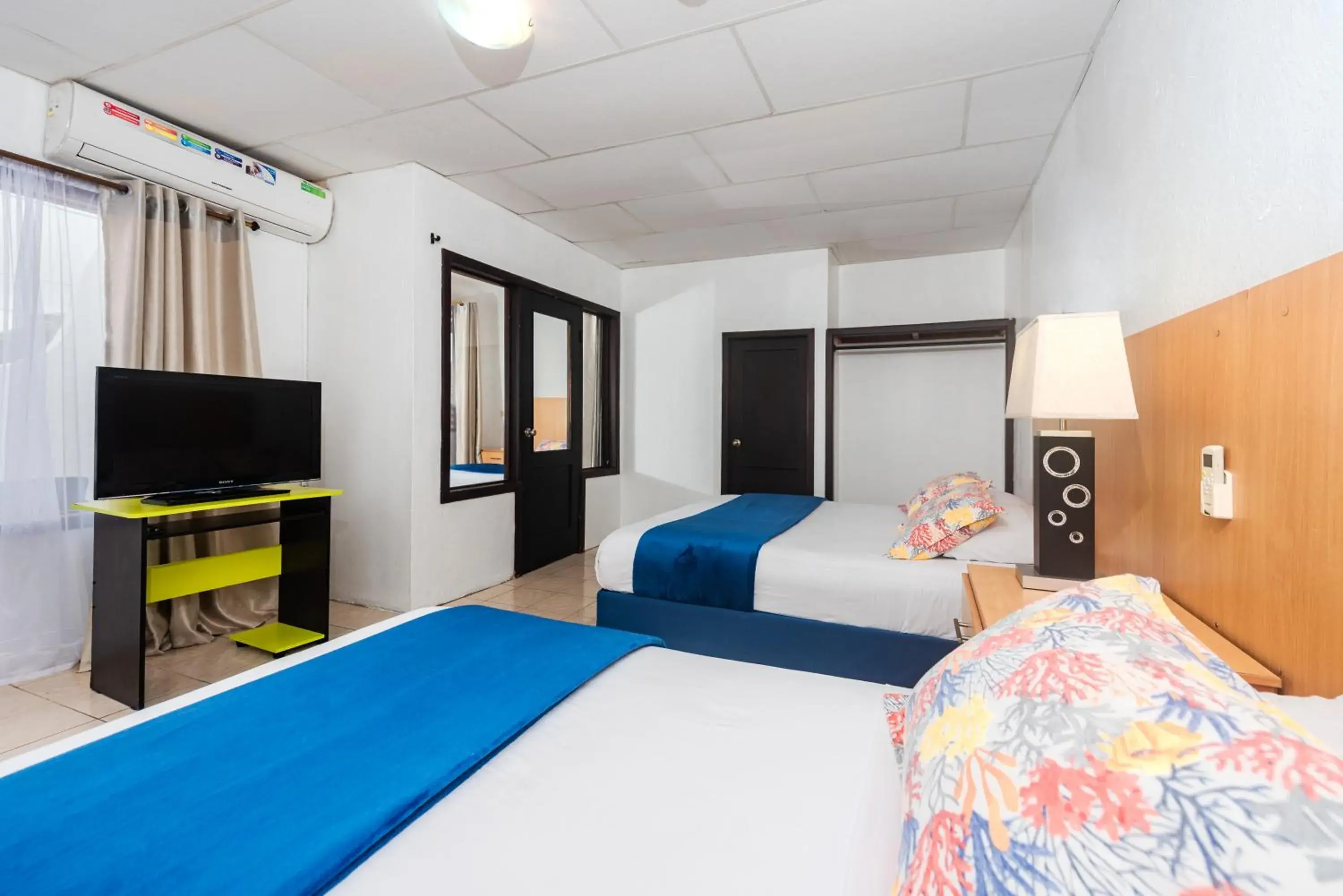 King Suite with Balcony in Hostal North Seymour King Suite with Balcony in Hostal North Seymour