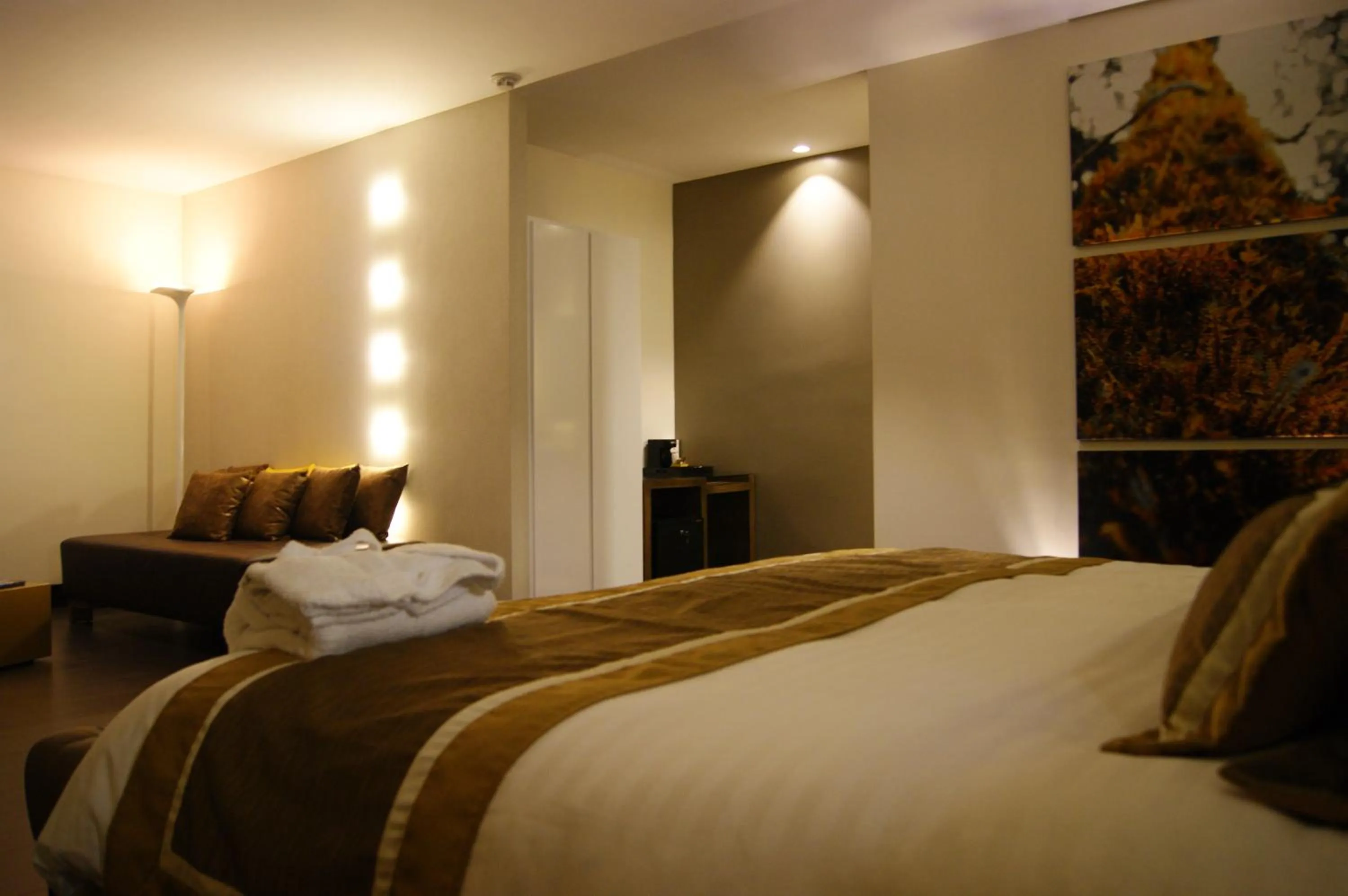 Seating area, Bed in Oro Verde Loja