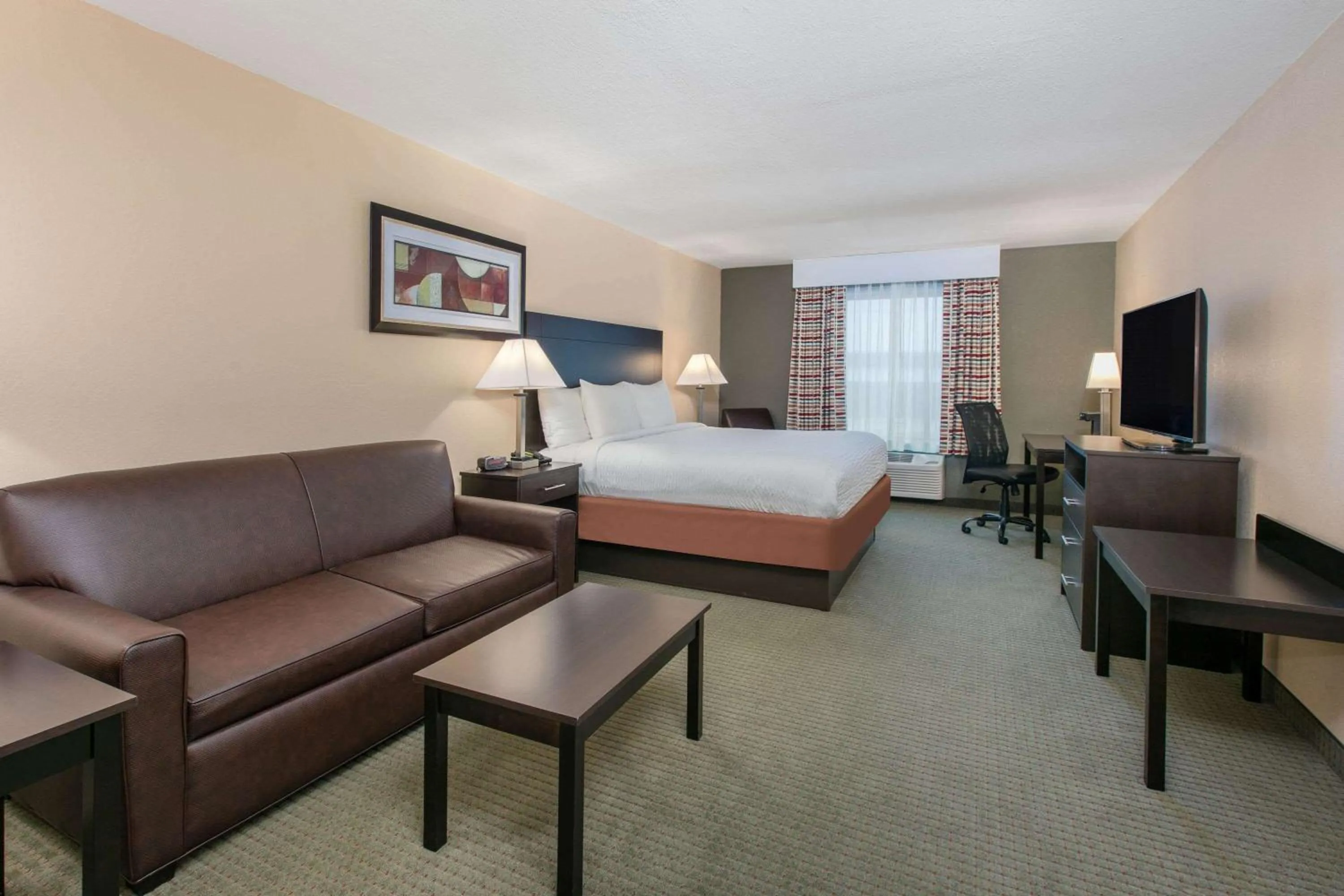 Photo of the whole room, Bed in Days Inn & Suites by Wyndham Florence/Jackson Area