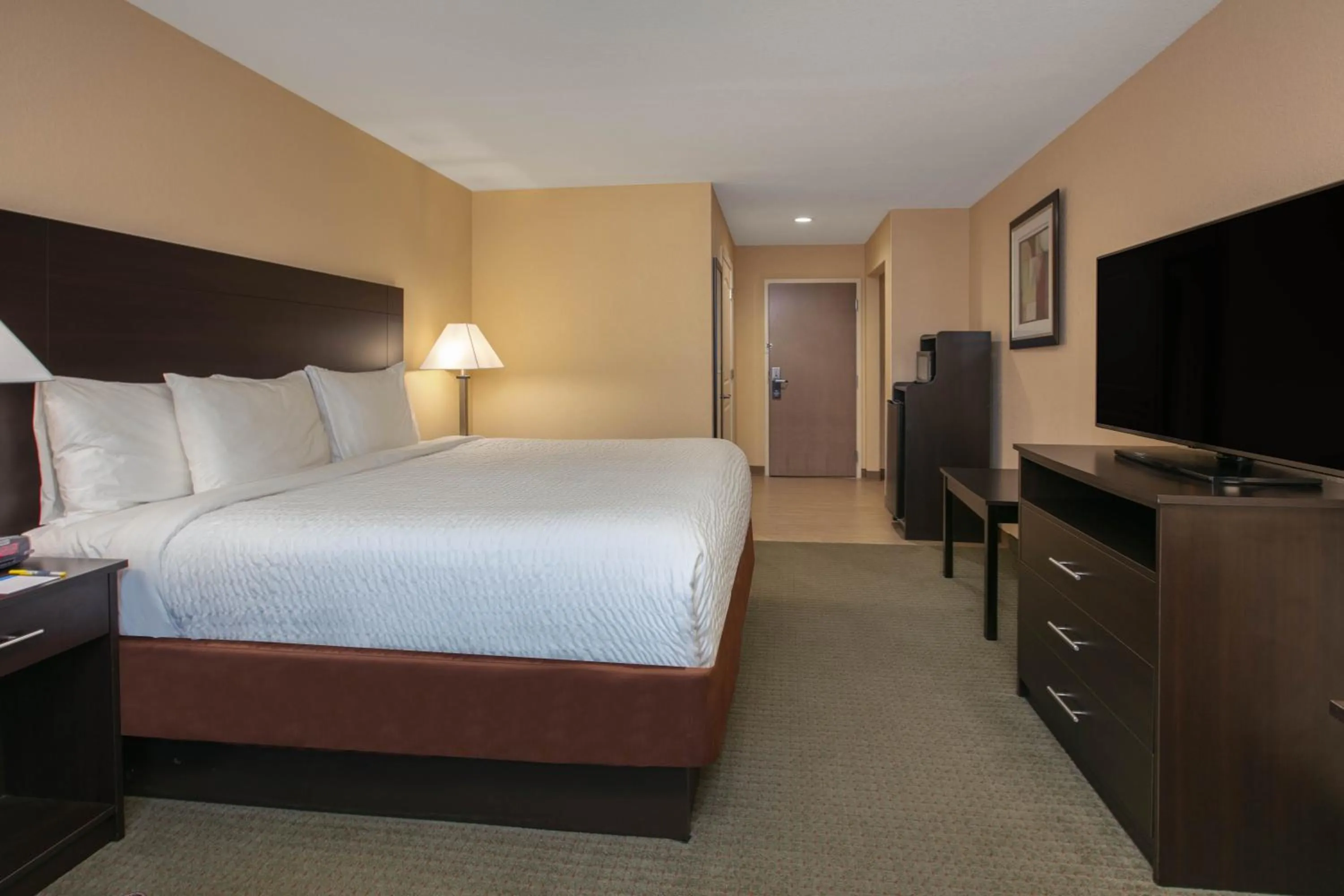 Bed in Days Inn & Suites by Wyndham Florence/Jackson Area