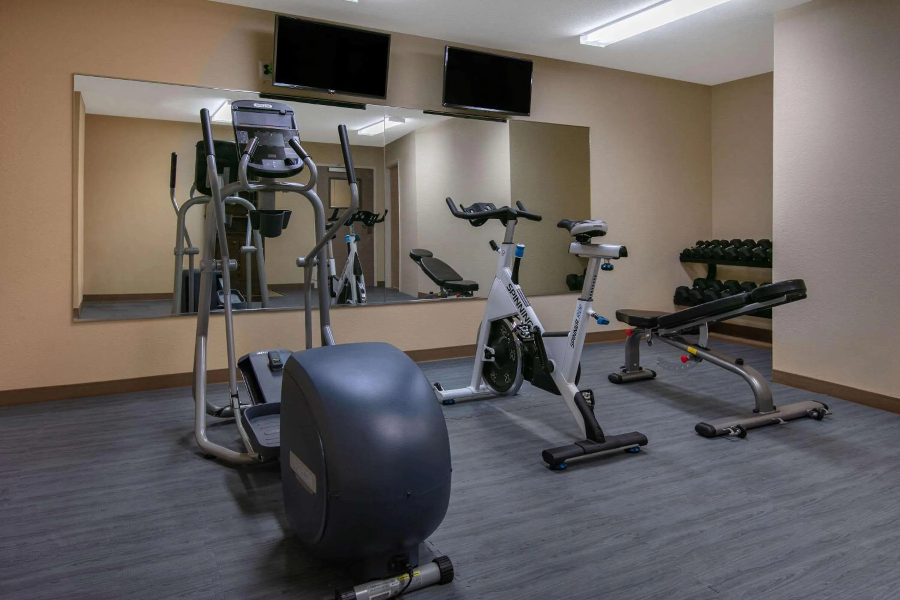 Fitness centre/facilities in Days Inn & Suites by Wyndham Florence/Jackson Area