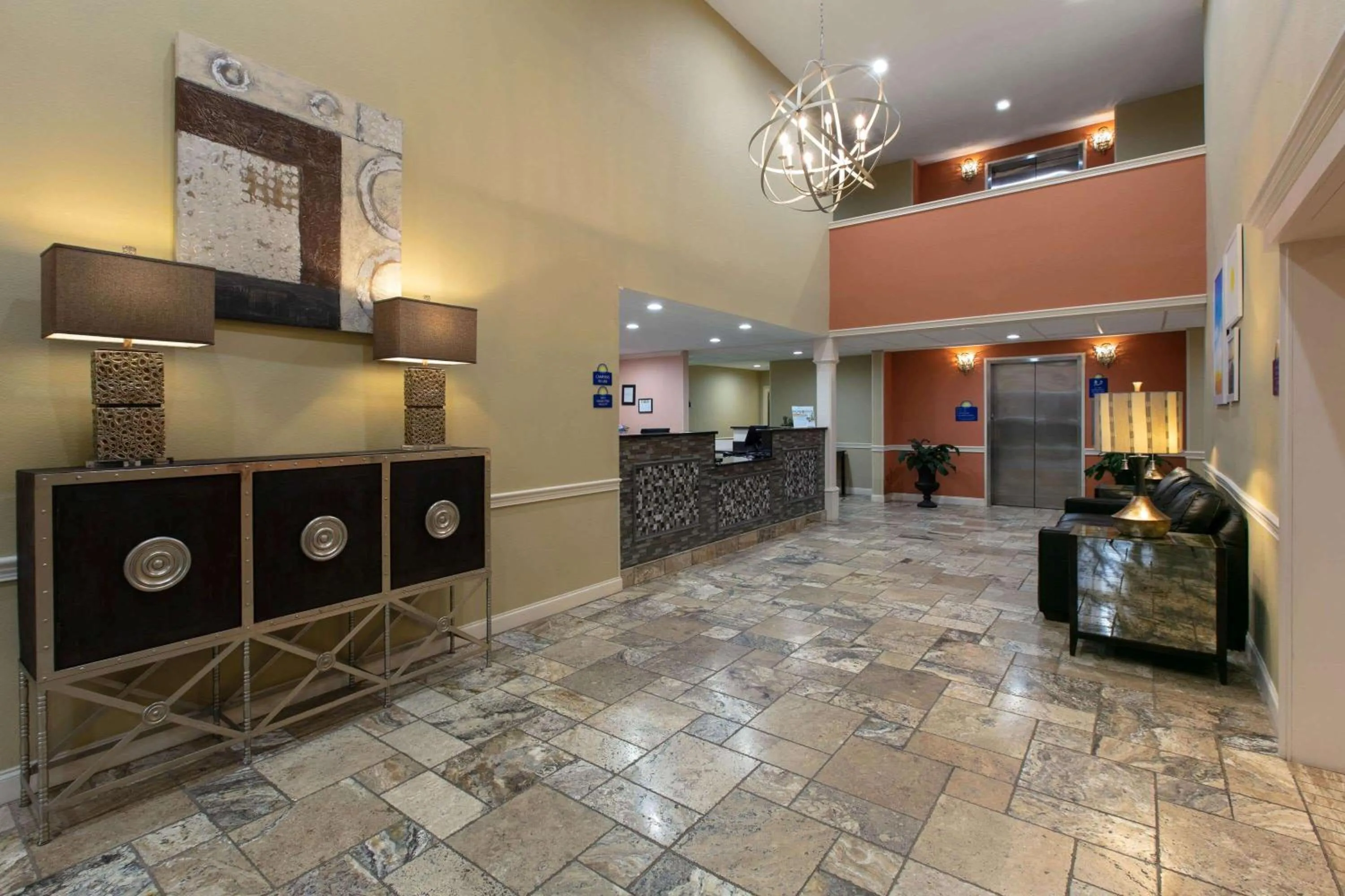 Lobby or reception in Days Inn & Suites by Wyndham Florence/Jackson Area