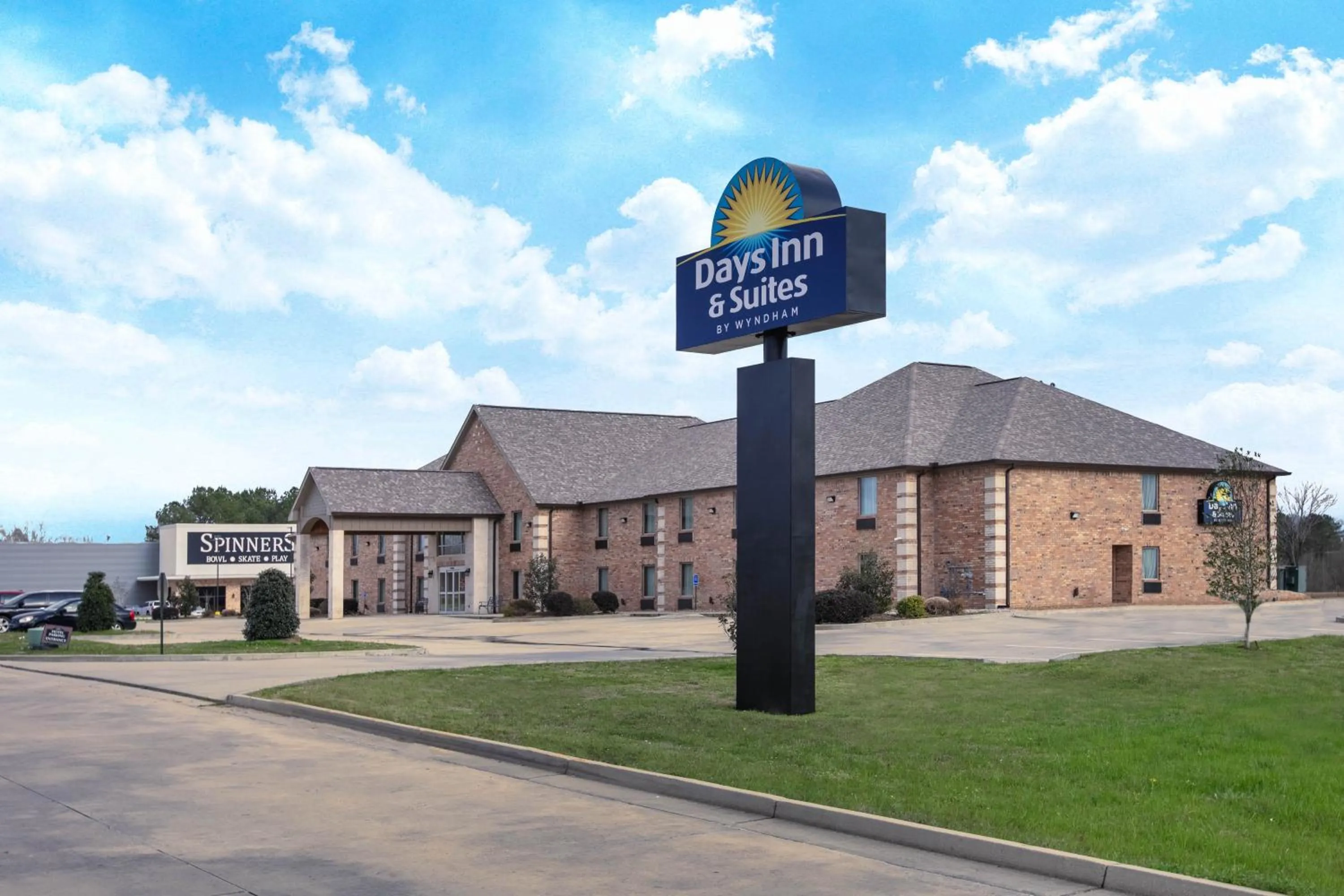 Property building in Days Inn & Suites by Wyndham Florence/Jackson Area