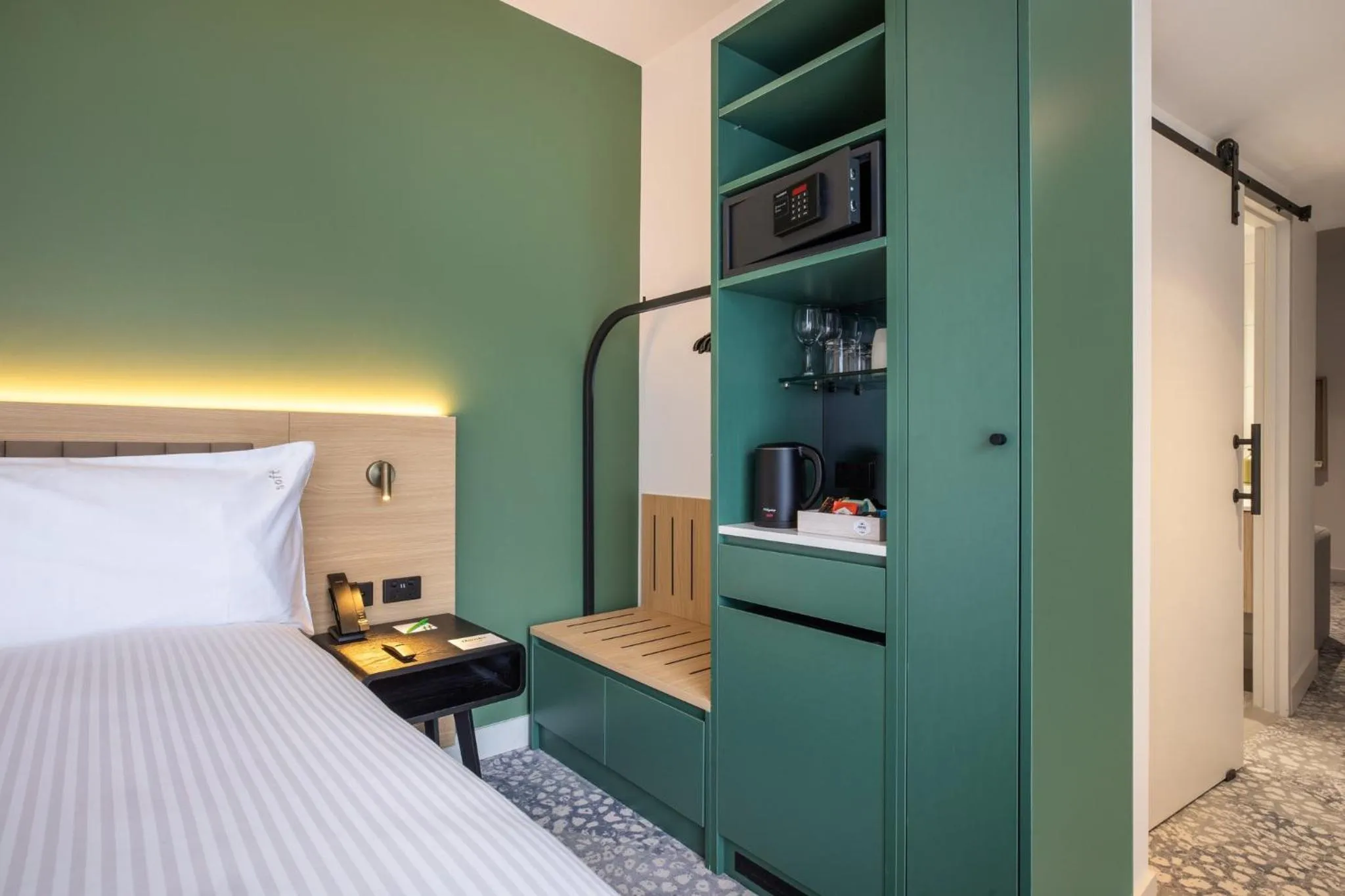 Photo of the whole room, Bed in Holiday Inn Dandenong by IHG