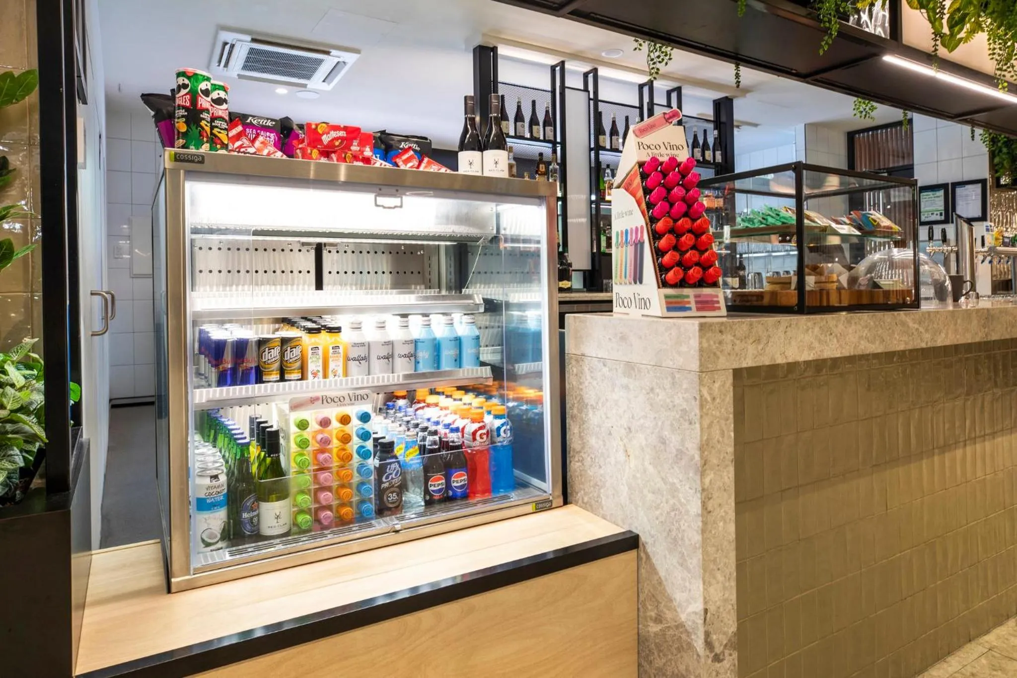 Lounge or bar in Holiday Inn Dandenong by IHG